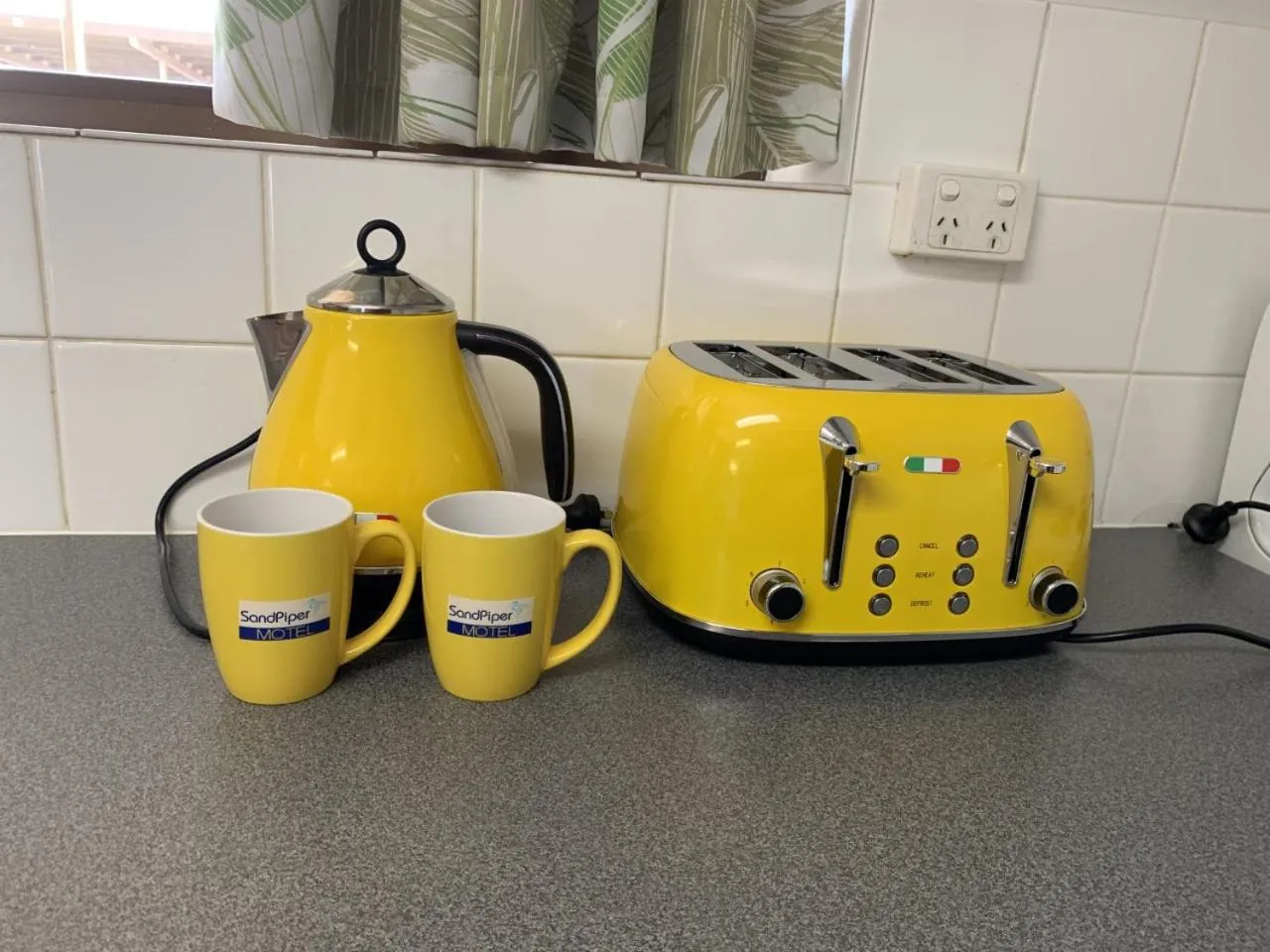 Coffee/tea facilities in Sandpiper Motel