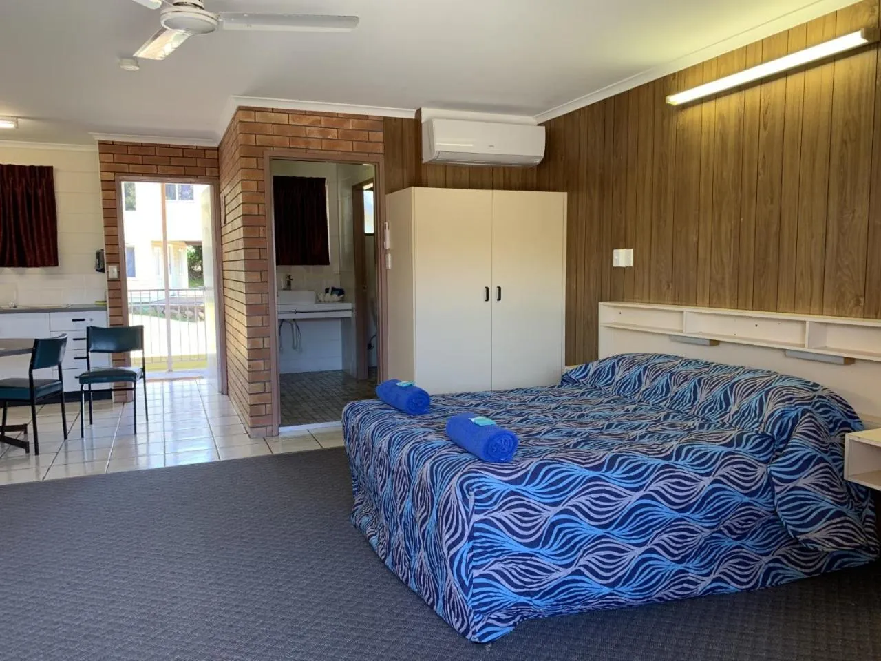 Bed in Sandpiper Motel