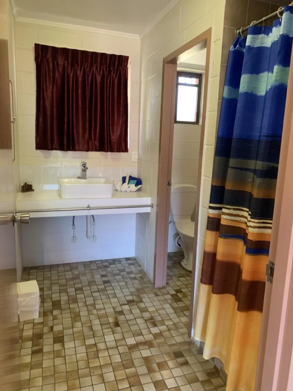 Bathroom in Sandpiper Motel