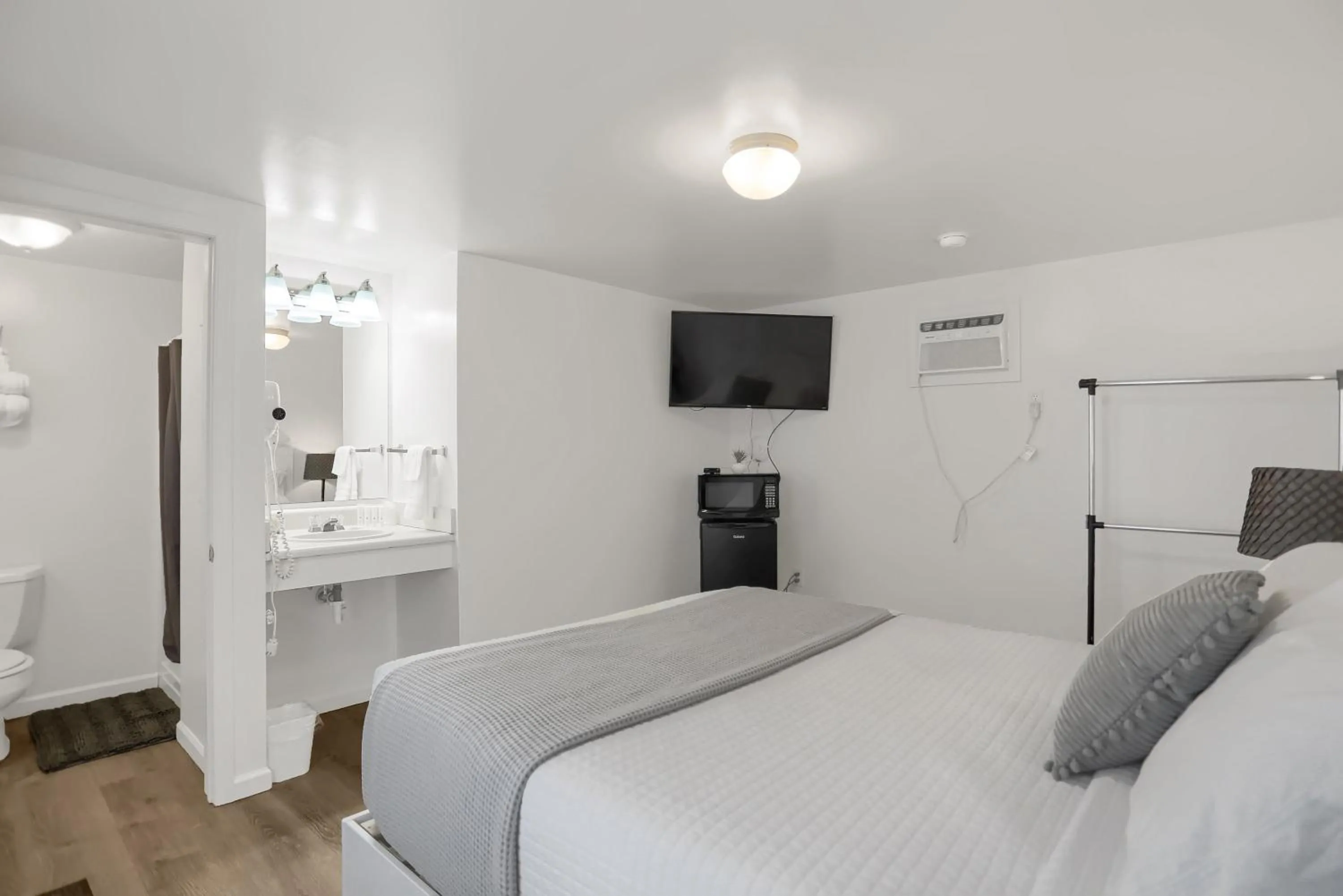 Shower, Bed in Halifax Inn