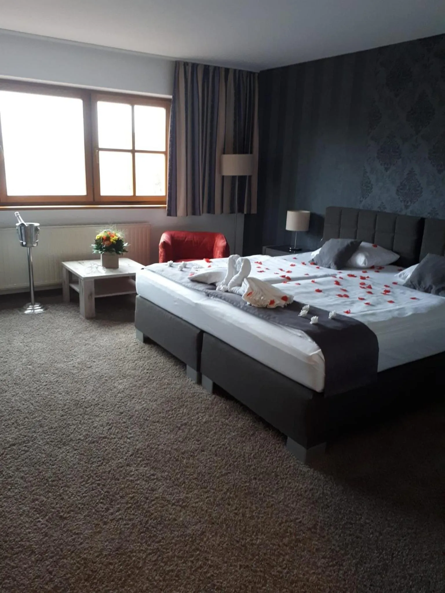 Photo of the whole room, Bed in Seehotel Losheim