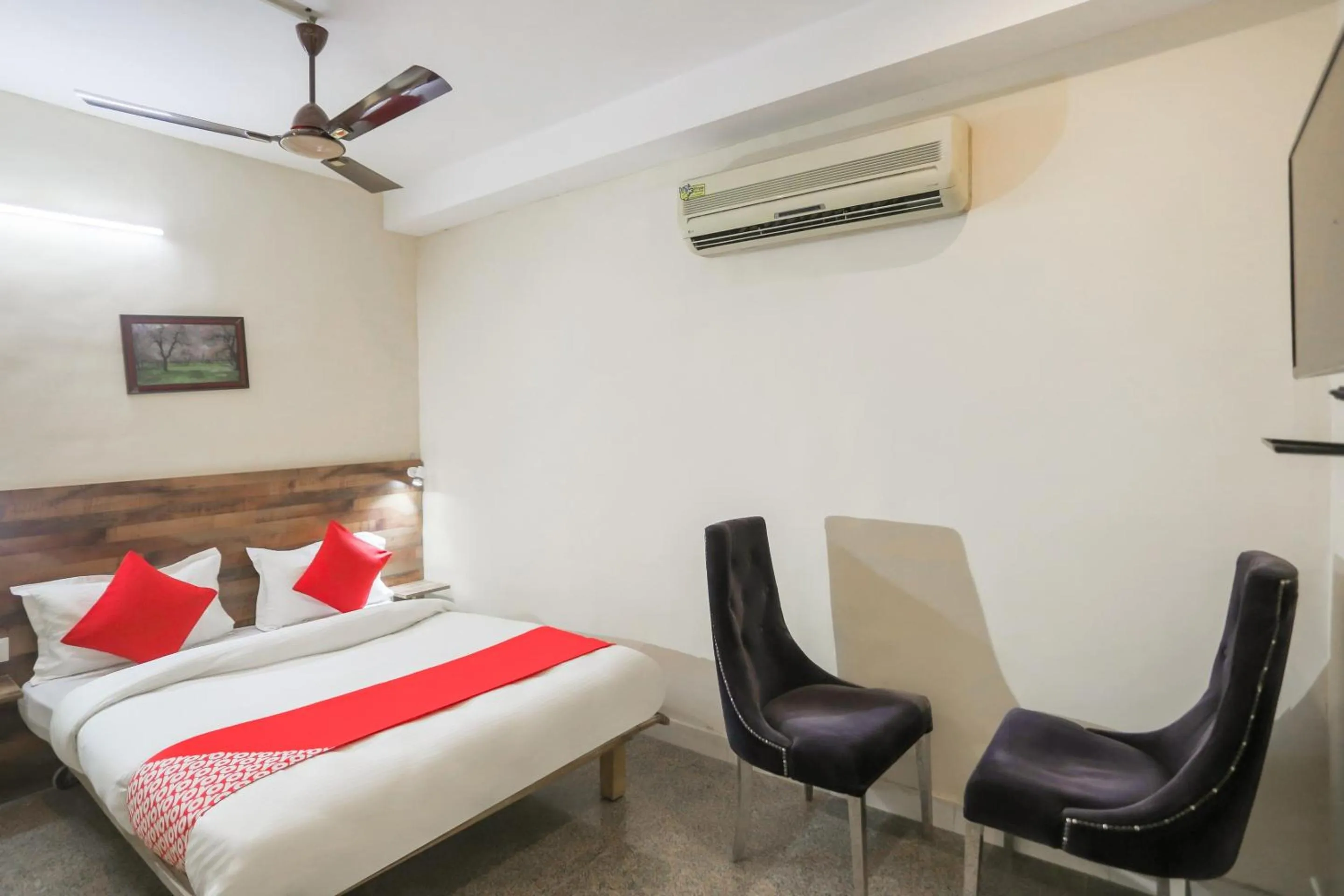 Facade/entrance, Bed in Hotel O Orchid Inn