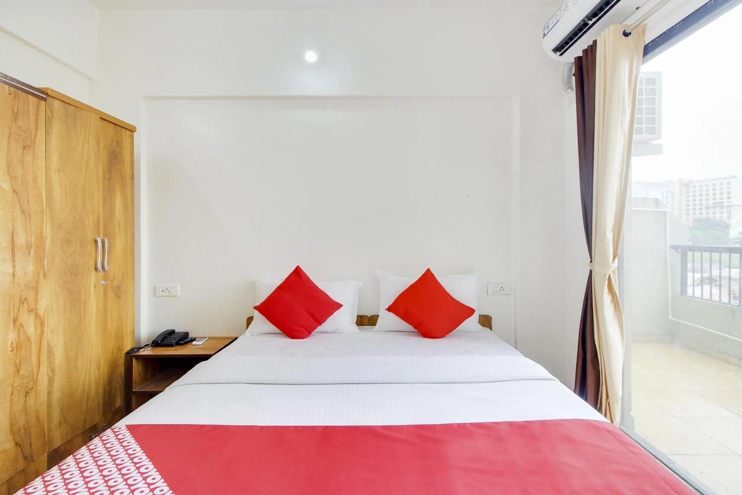 Facade/entrance, Bed in Hotel O Star Inn