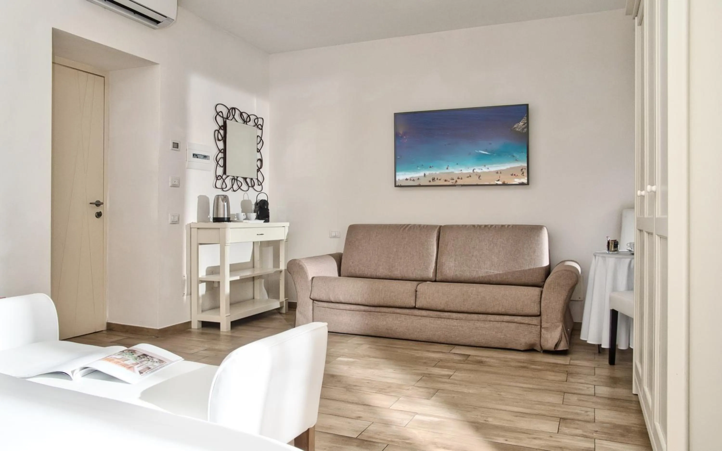 TV and multimedia in Smart Suite & Apartments