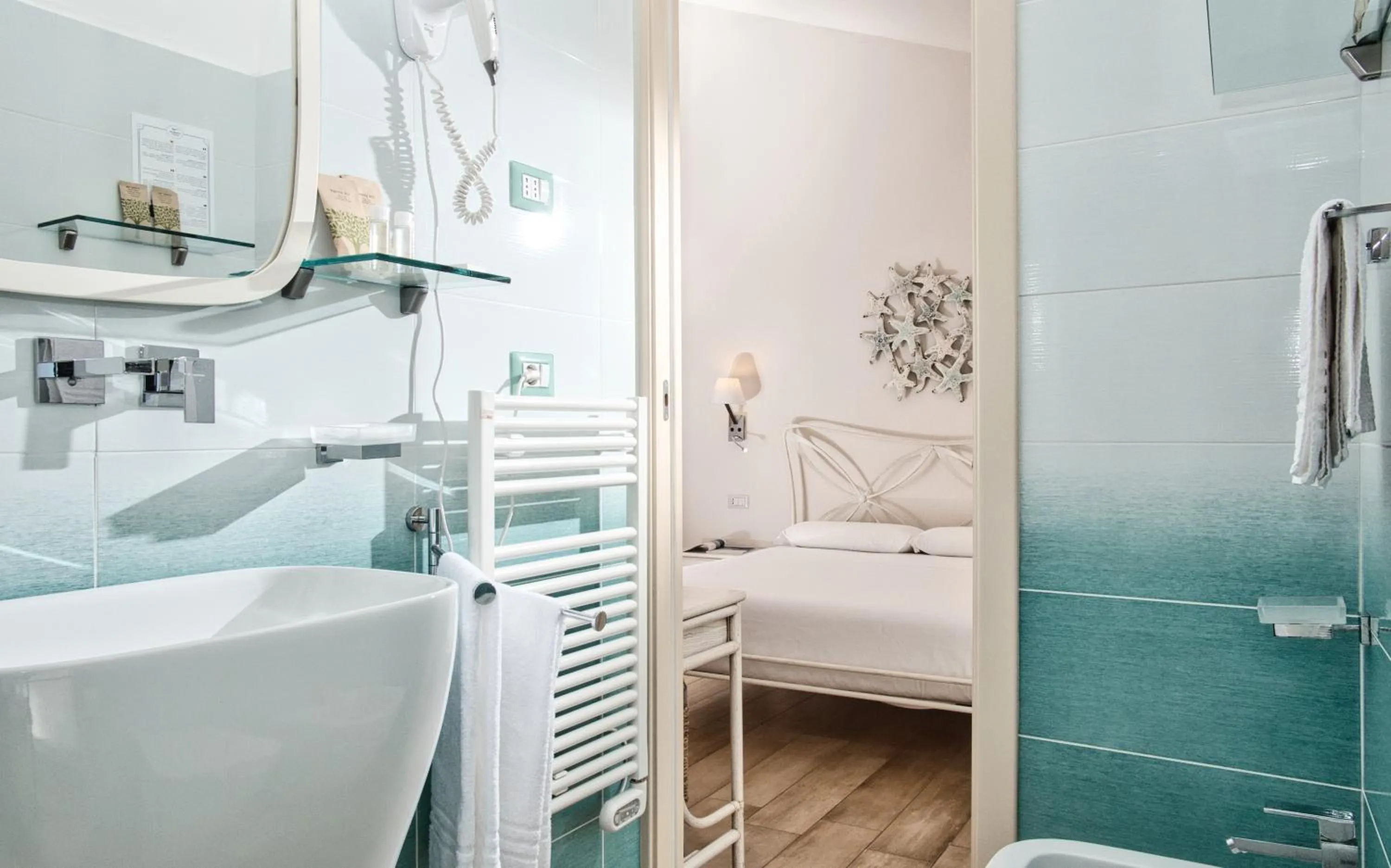 Bathroom, Bed in Smart Suite & Apartments