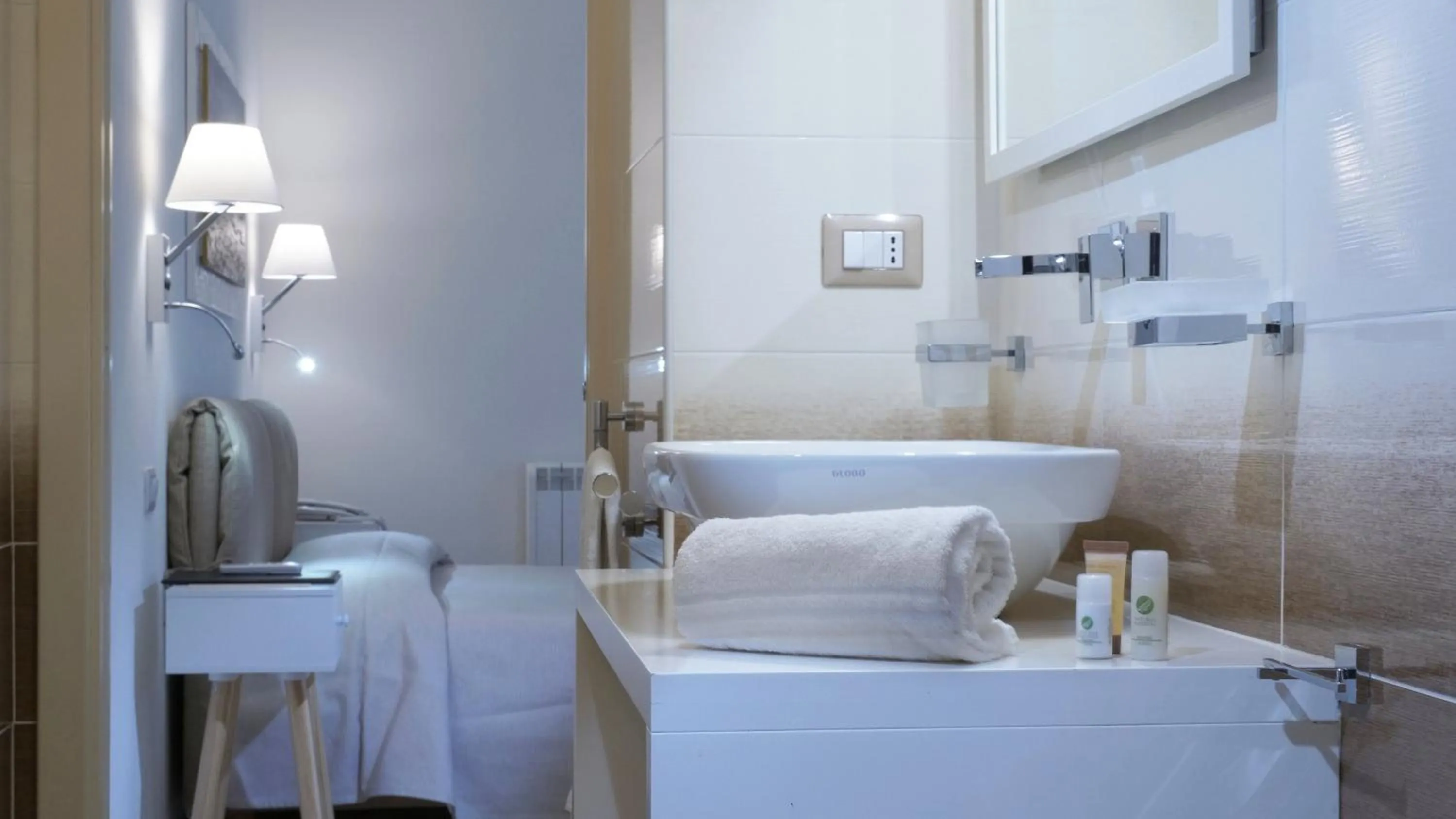 Bathroom, Bed in Smart Suite & Apartments