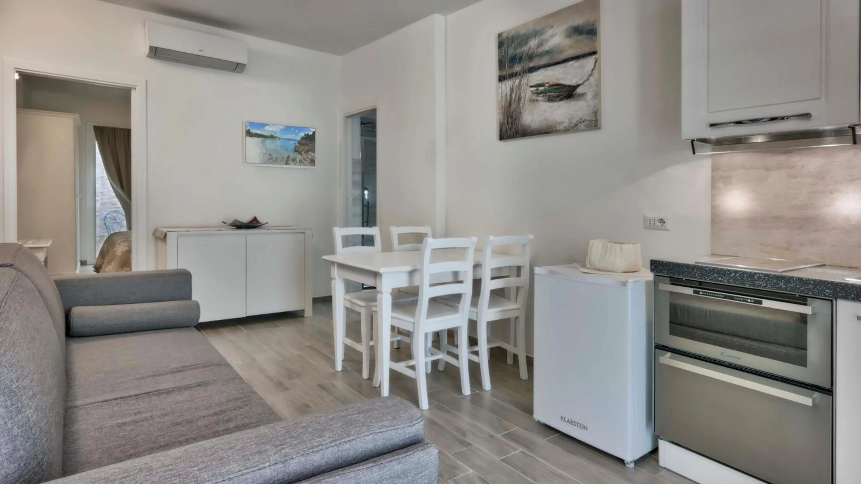 Dining area in Smart Suite & Apartments