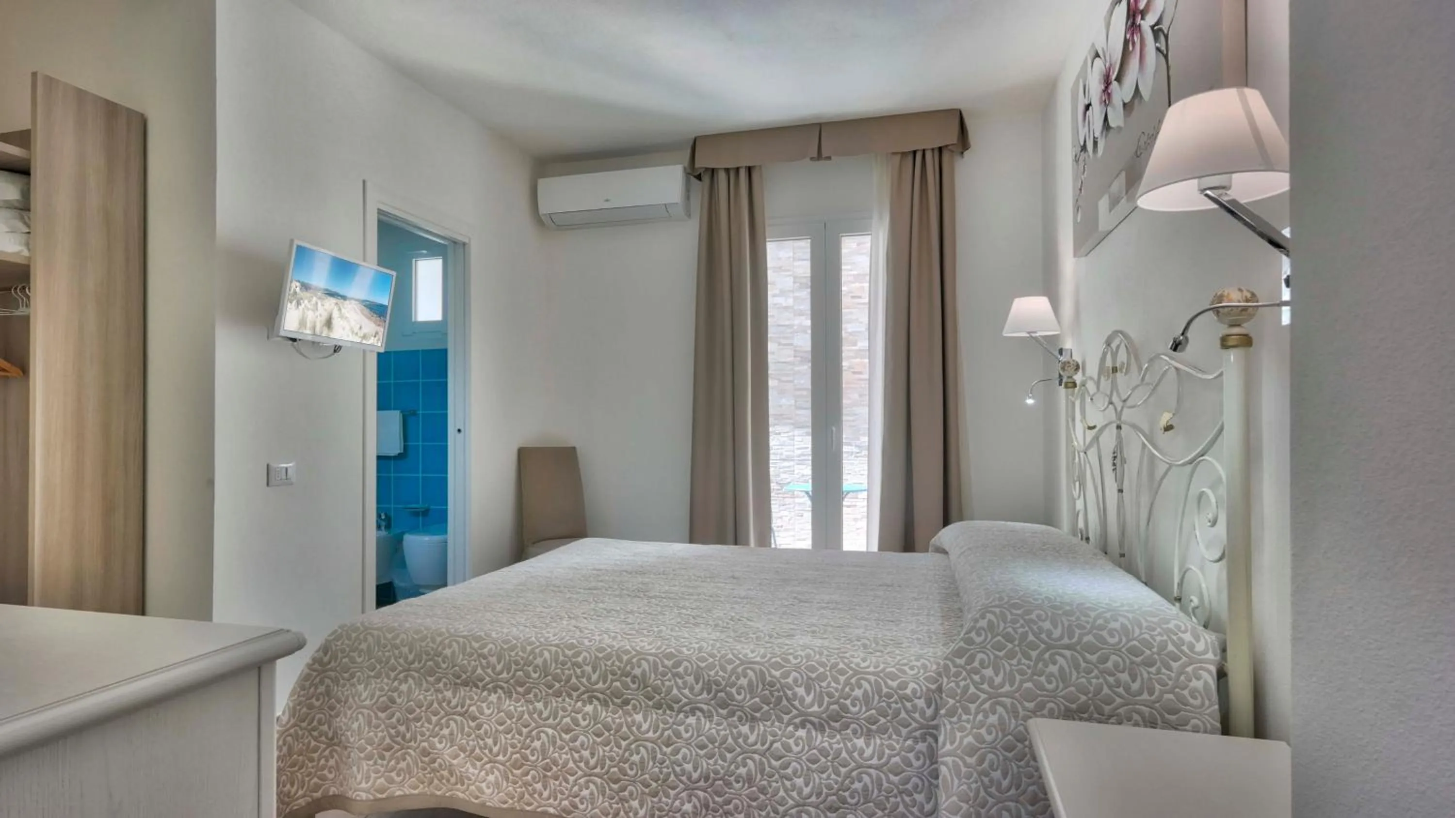 Bedroom, Bed in Smart Suite & Apartments