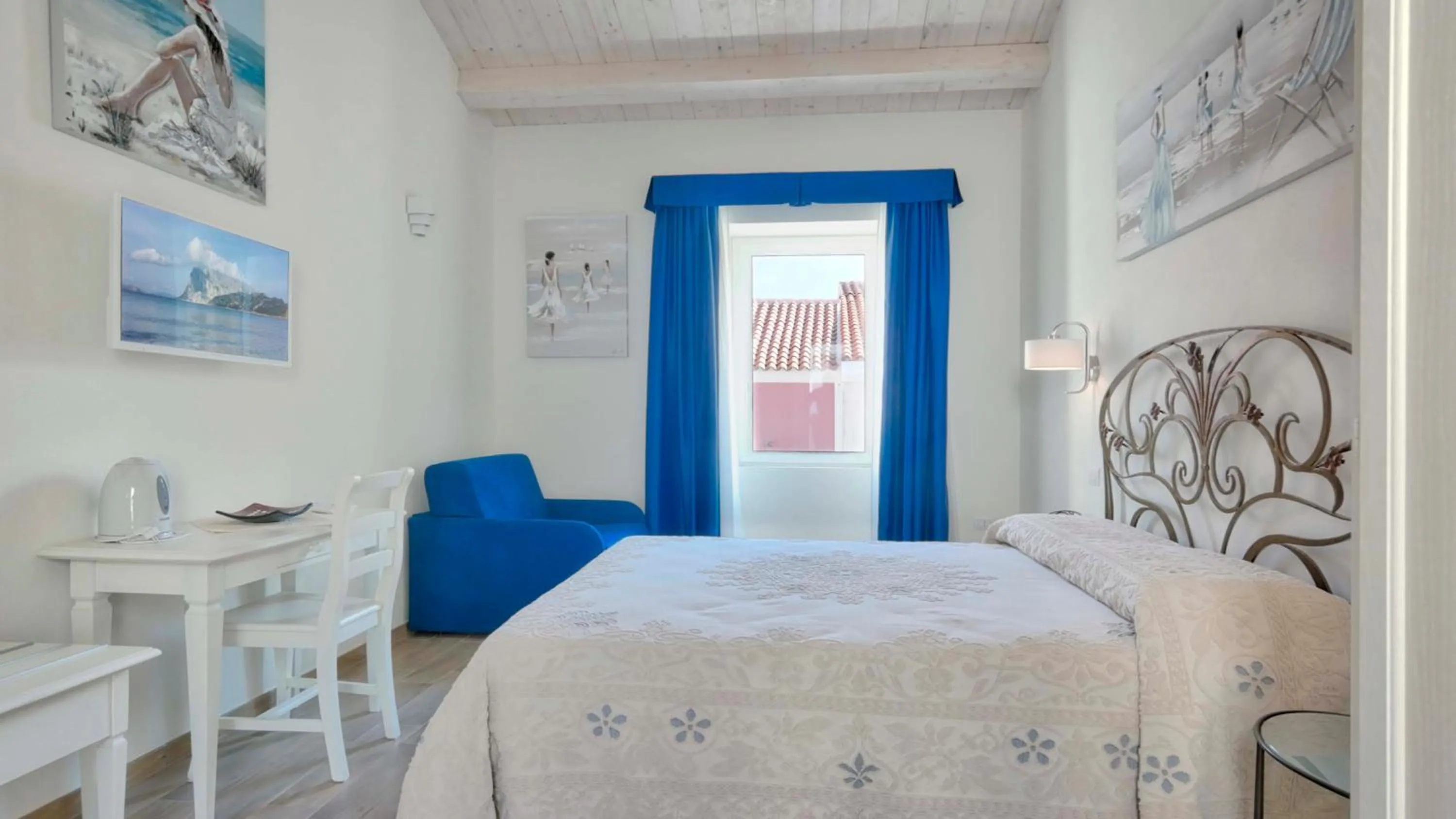 Bed in Smart Suite & Apartments