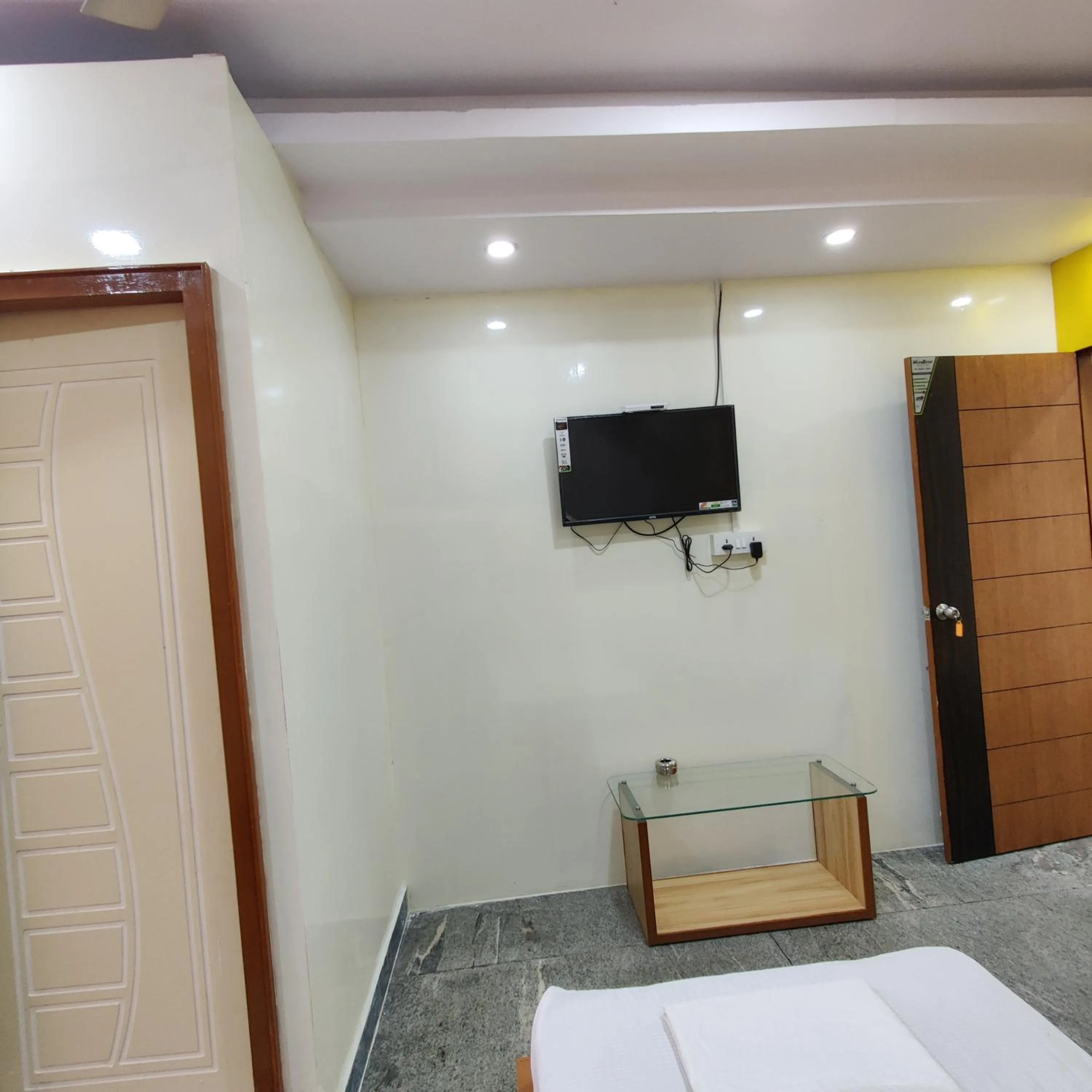 TV and multimedia, Bed in HOTEL SRI VAARI RESIDENCY