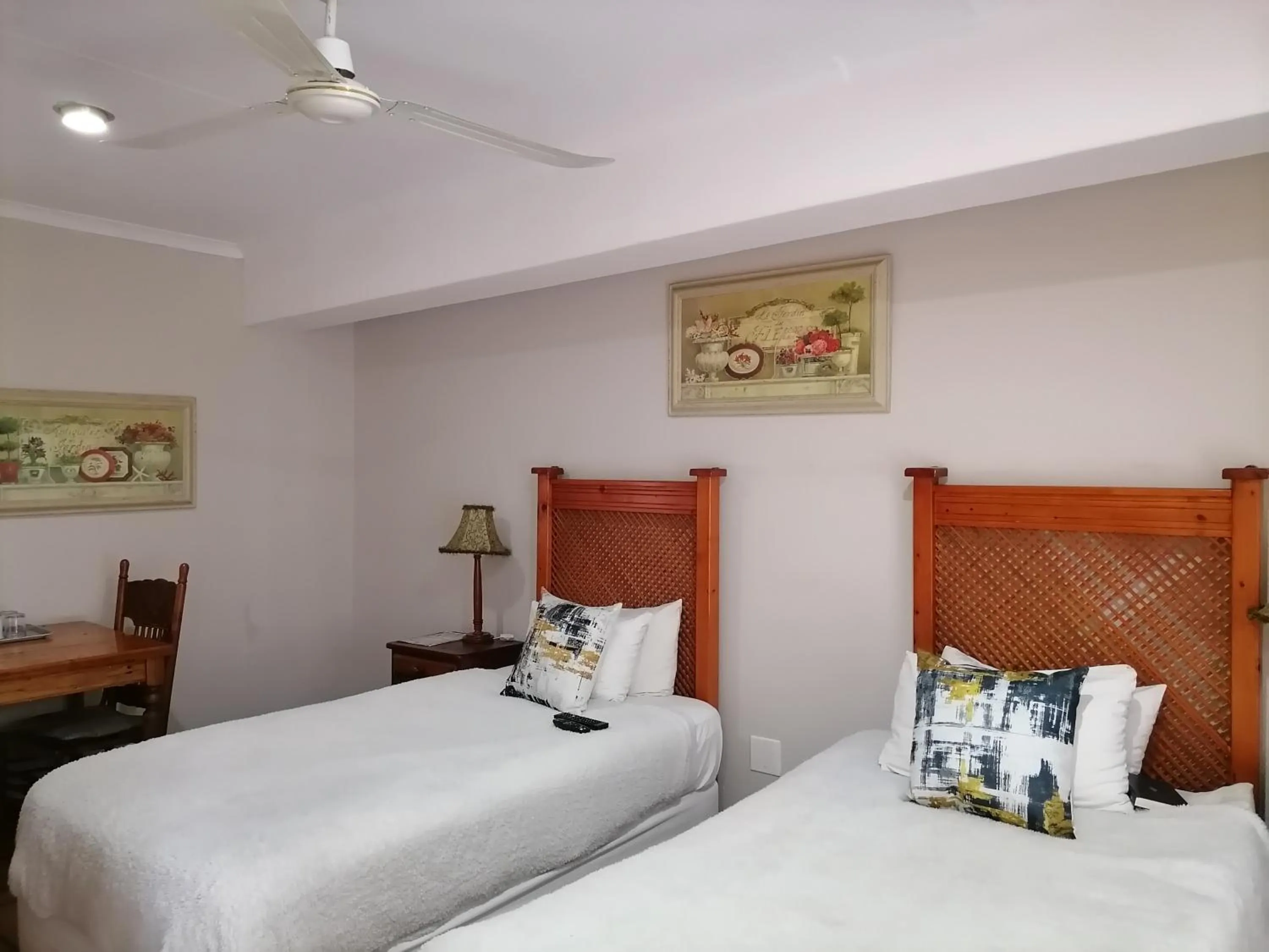 Photo of the whole room, Bed in Lydenburg Manor Guest House