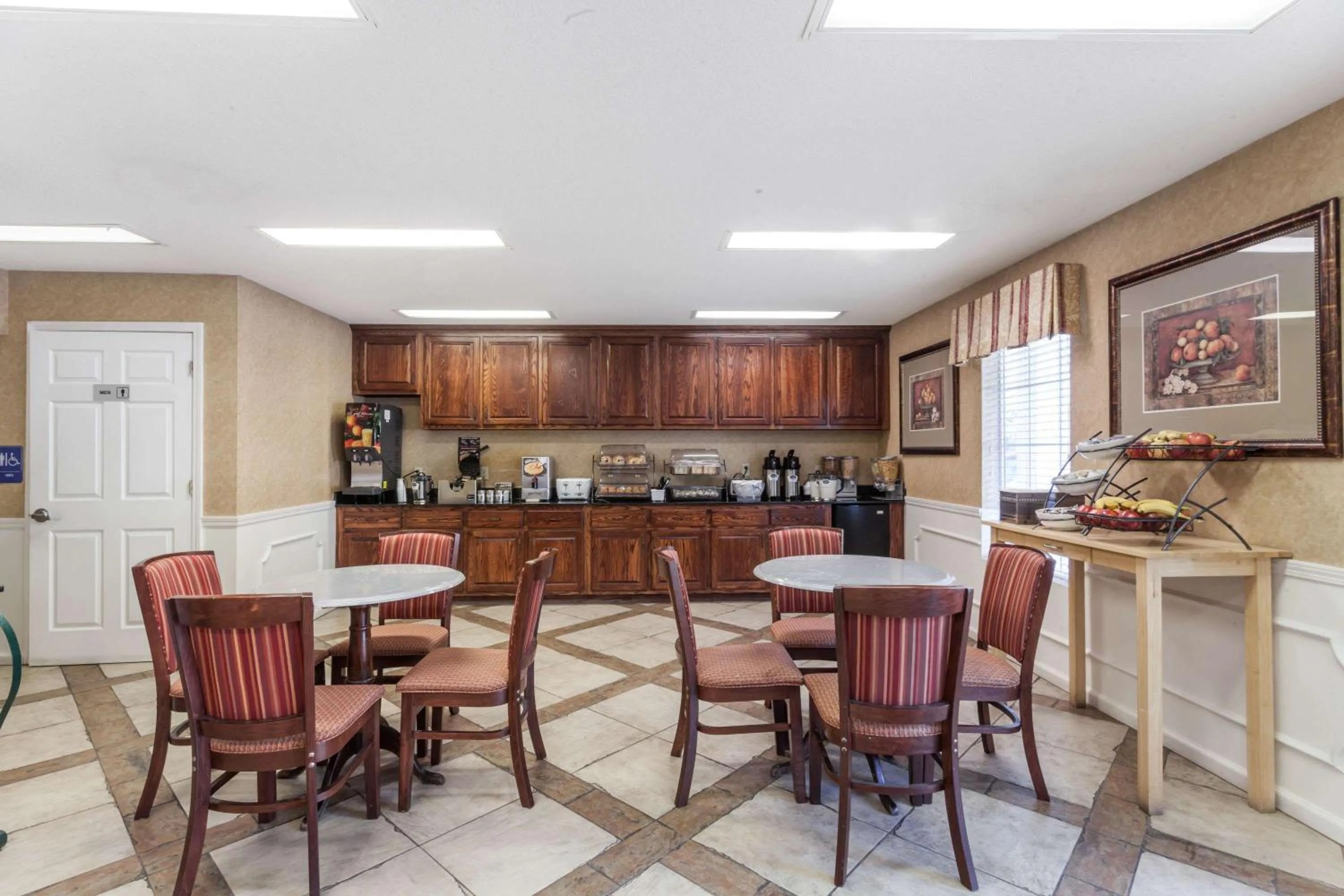 Restaurant/places to eat in Baymont by Wyndham Hickory