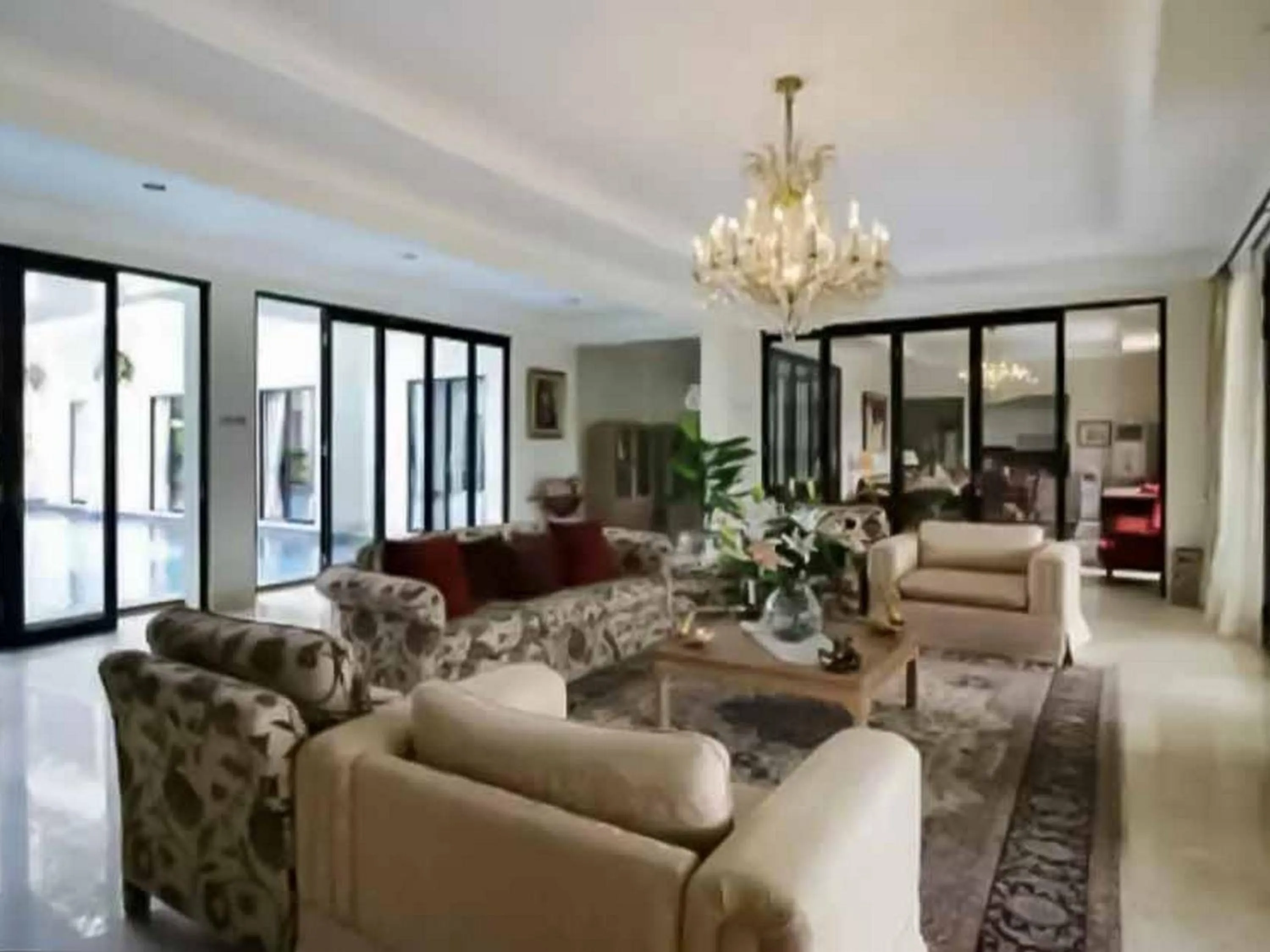 Seating area in Bangka Suite Mitra RedDoorz