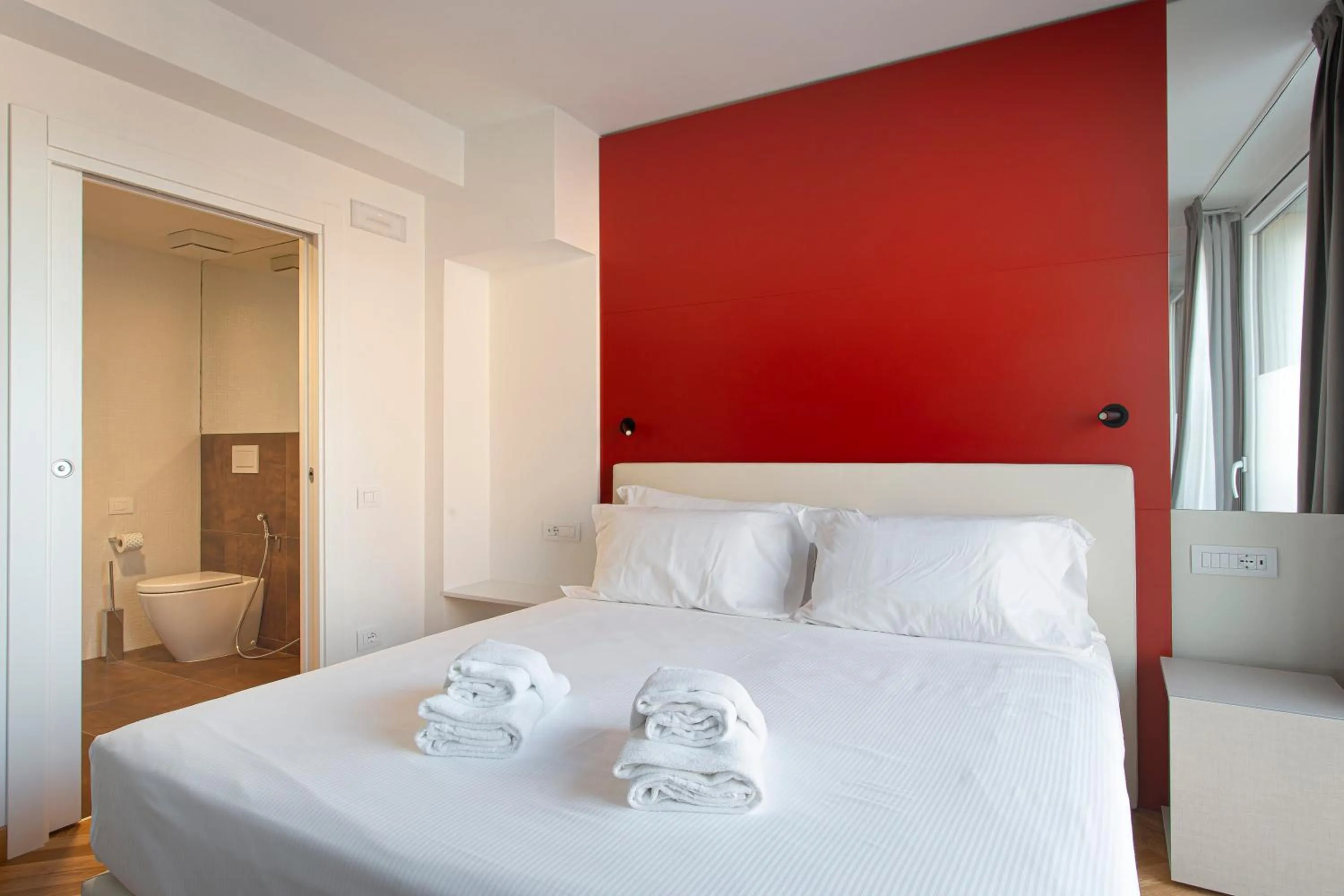 Bathroom, Bed in Padova Suites C20