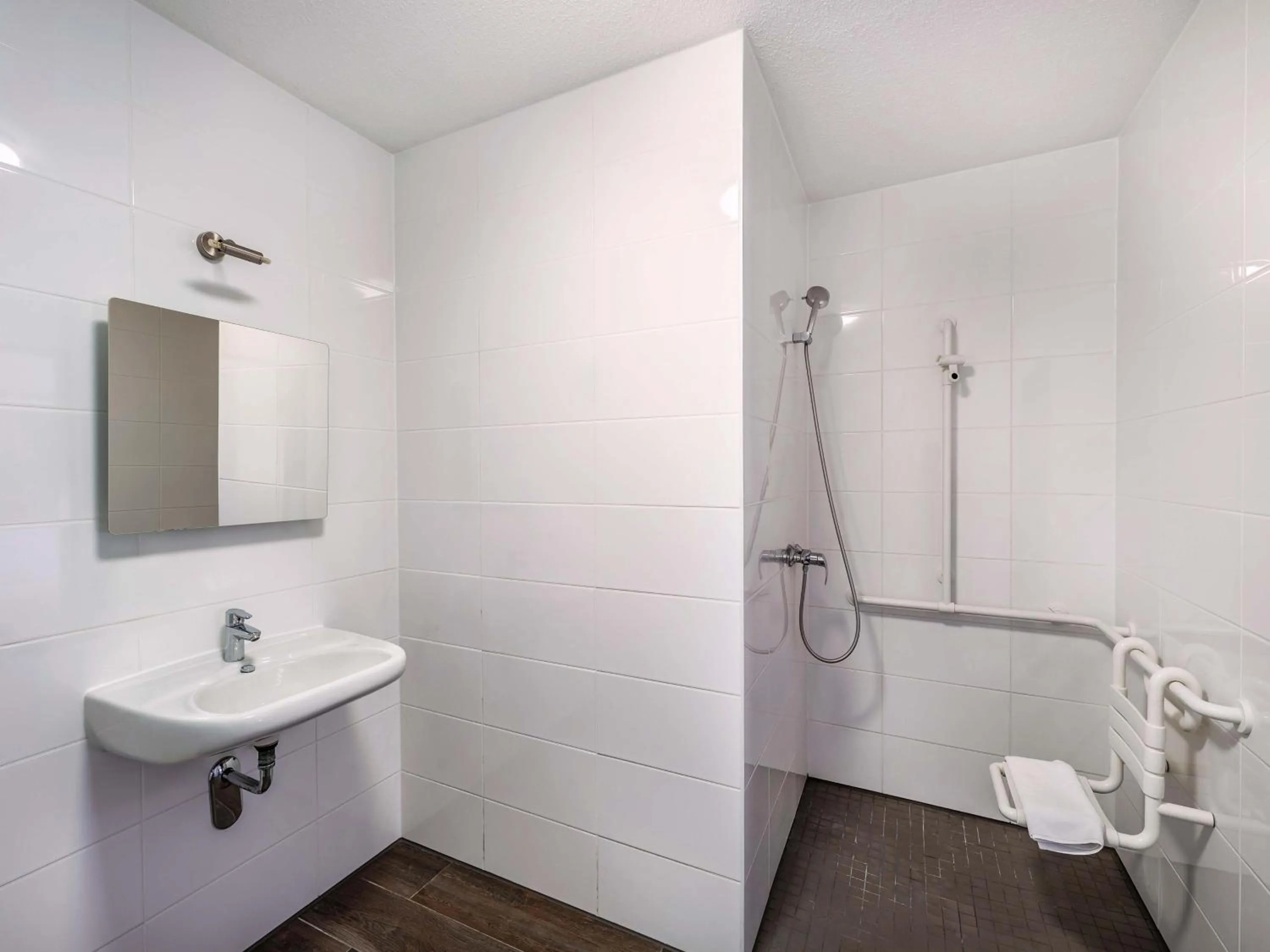 Shower in B&B Hotel Freiburg-Nord