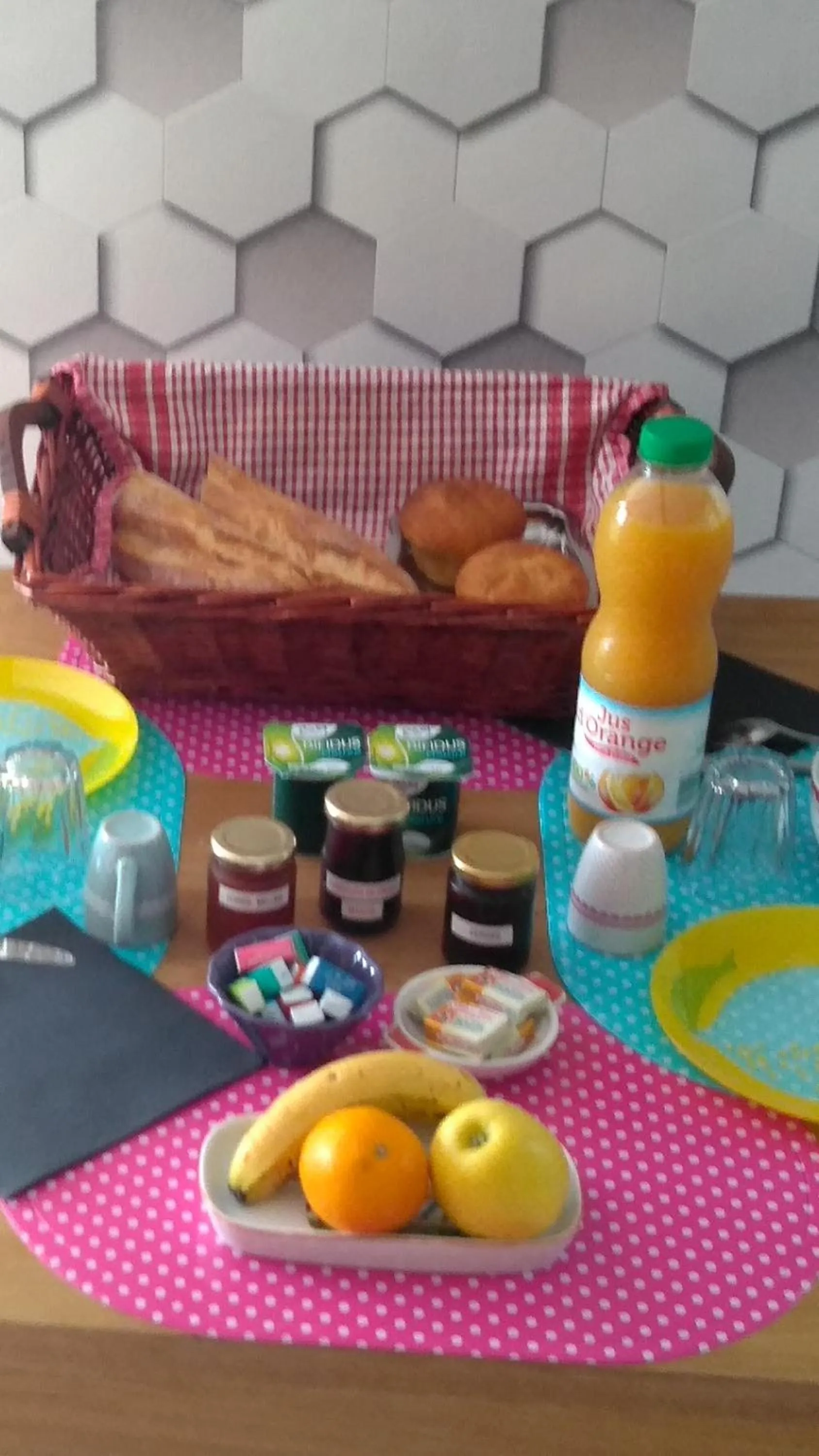 Breakfast in le haut village Chambre d'hôtes Mobi-Loft cosy sauna ,douche ,chromothérapie