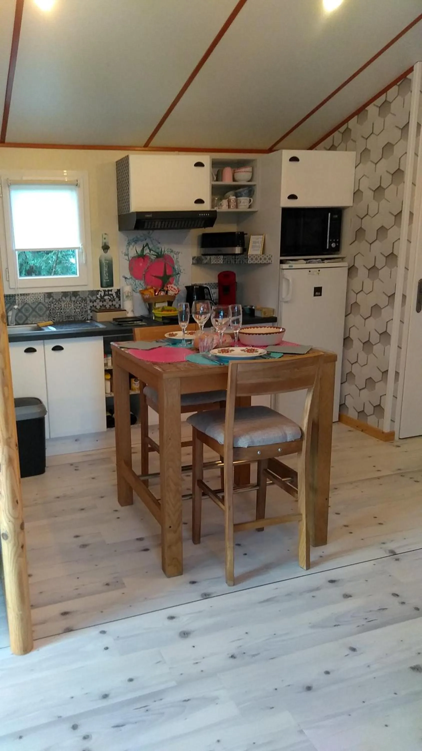 Dining area in le haut village Chambre d'hôtes Mobi-Loft cosy sauna ,douche ,chromothérapie