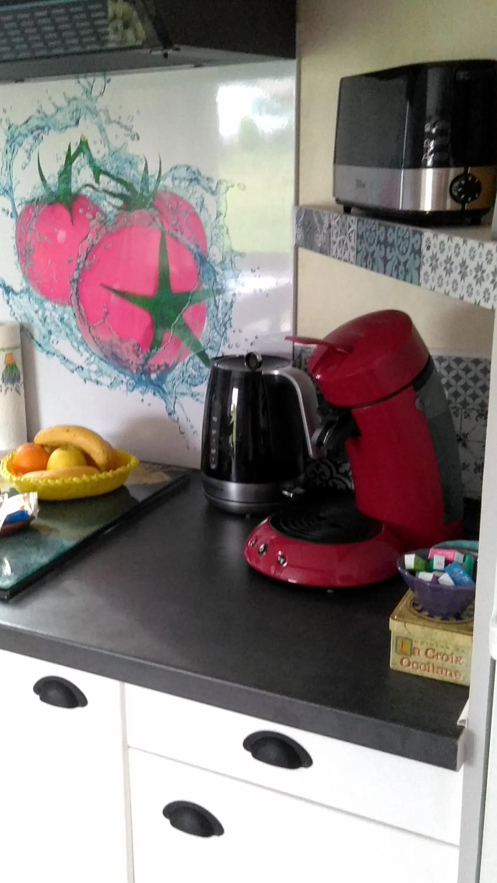 Kitchen or kitchenette in le haut village Chambre d'hôtes Mobi-Loft cosy sauna ,douche ,chromothérapie