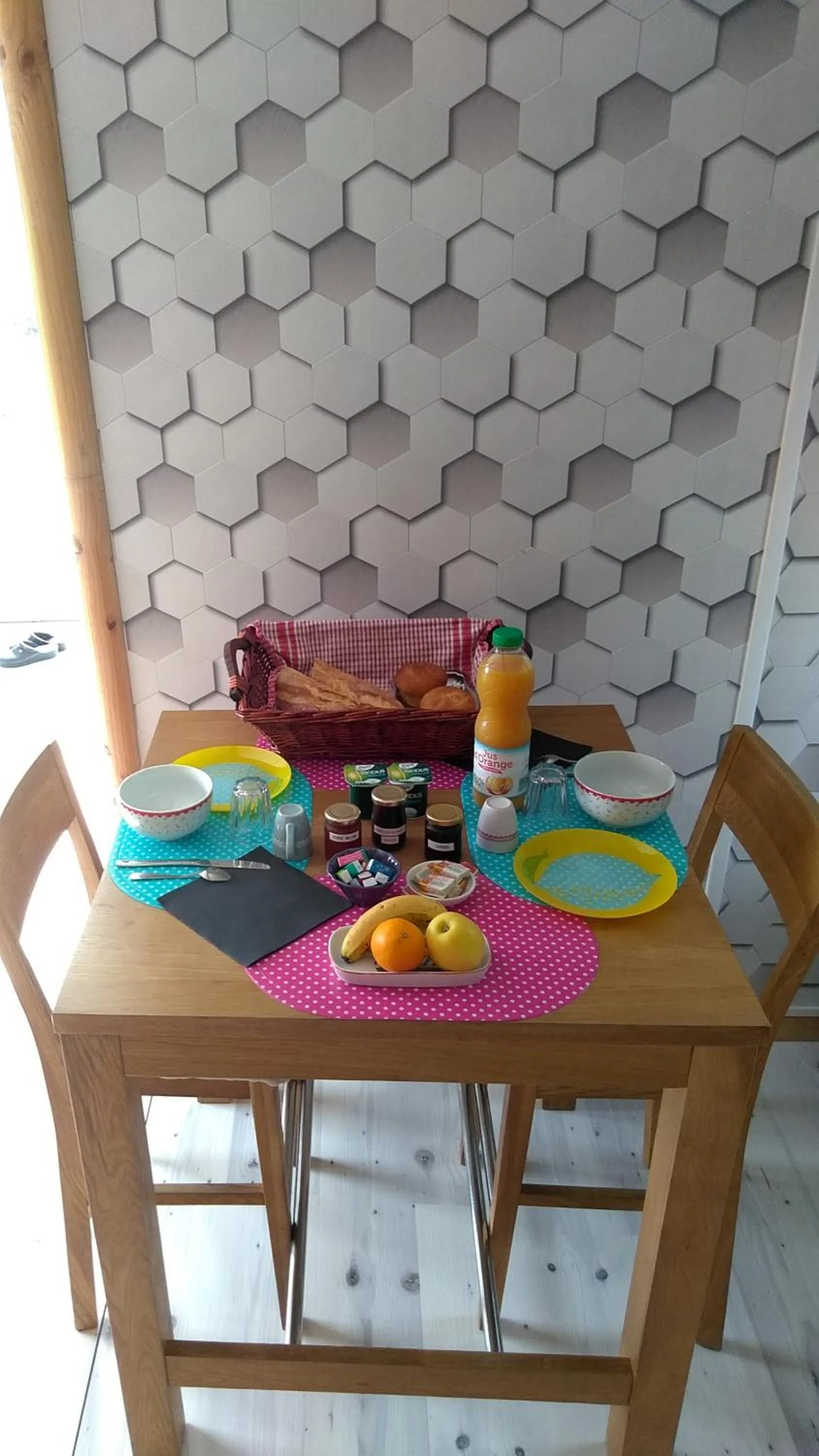 Breakfast in le haut village Chambre d'hôtes Mobi-Loft cosy sauna ,douche ,chromothérapie