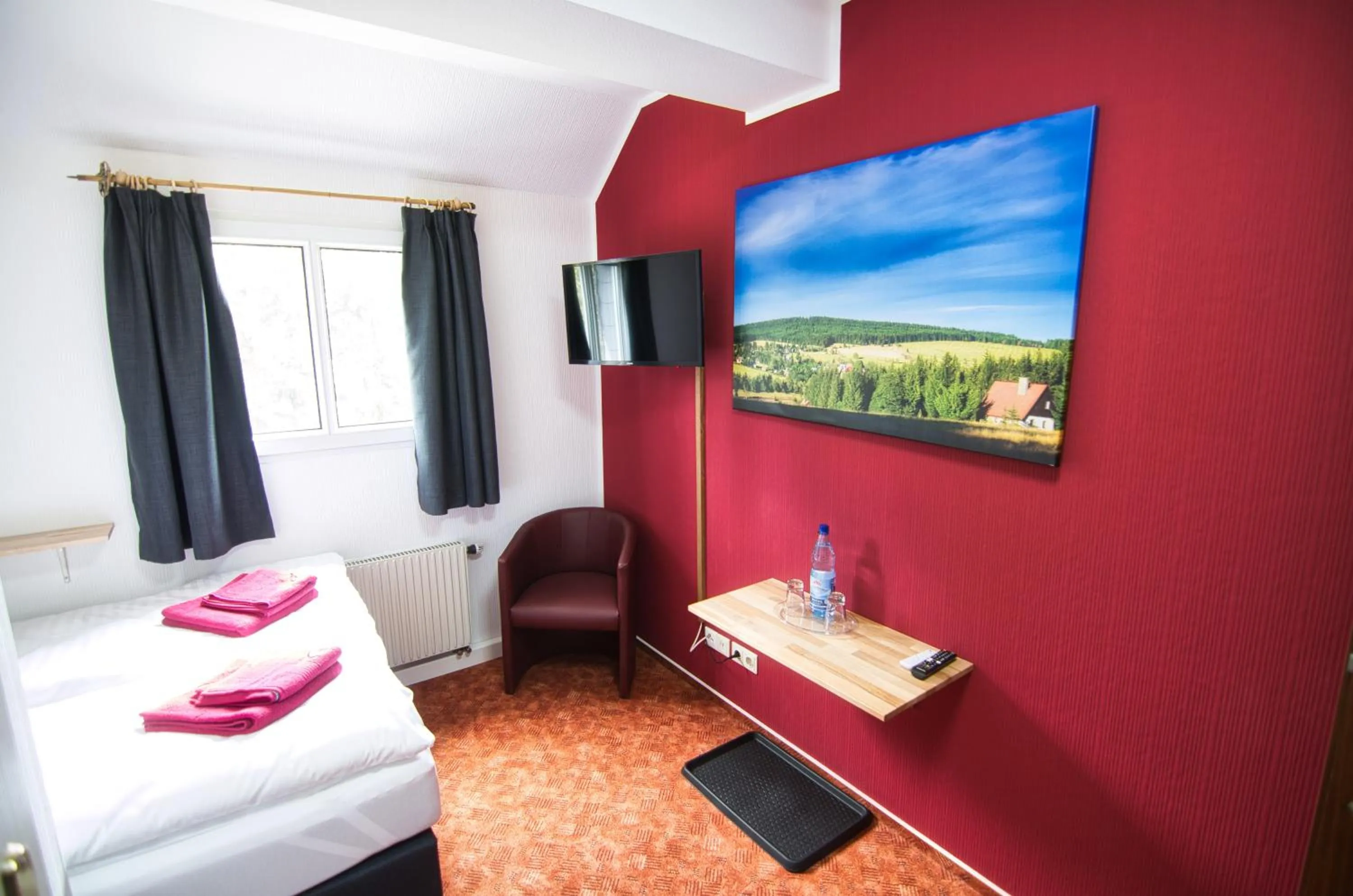 Photo of the whole room, Bed in Berghotel Bärenstein
