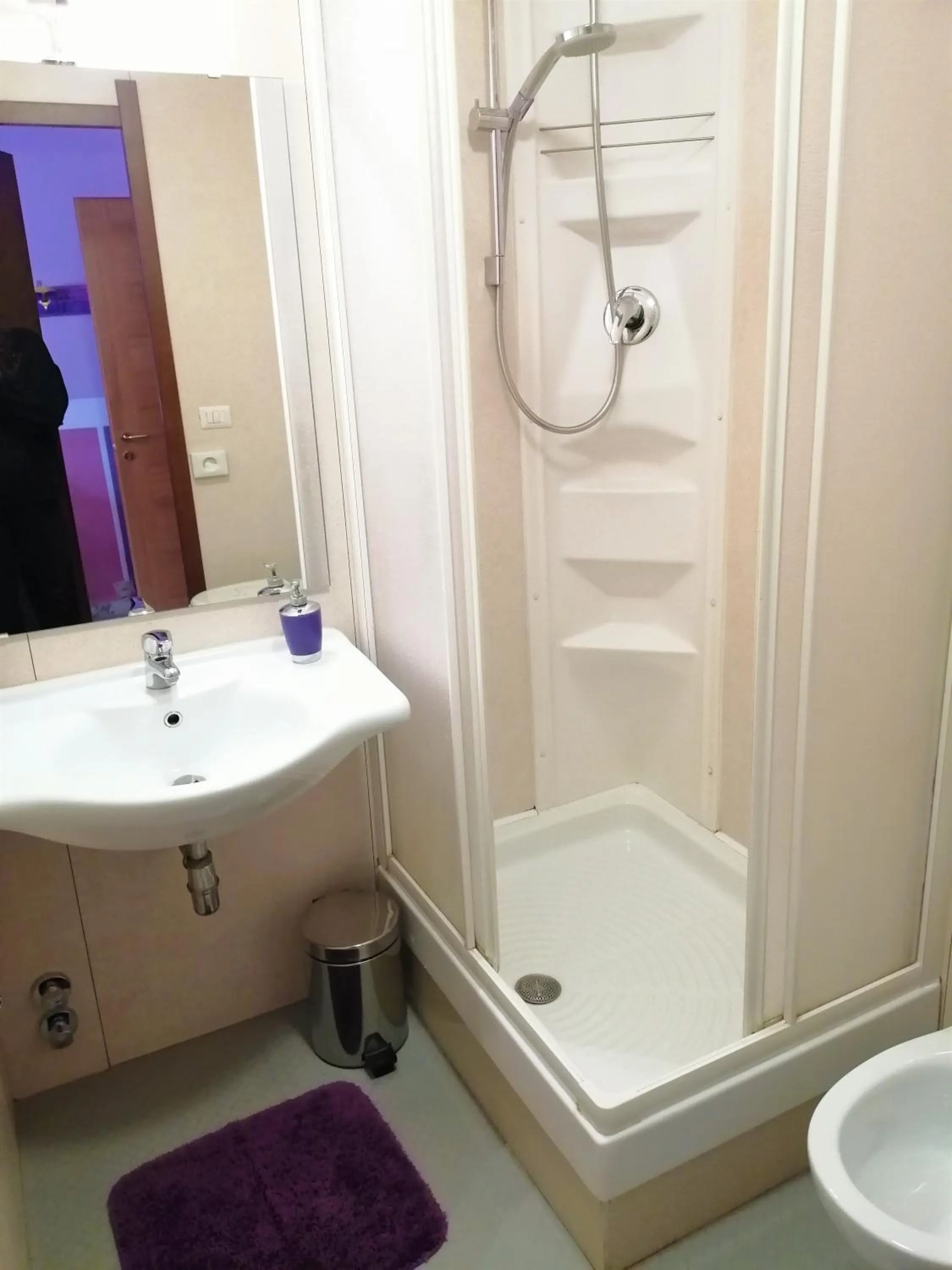 Shower in Hotel Serenella