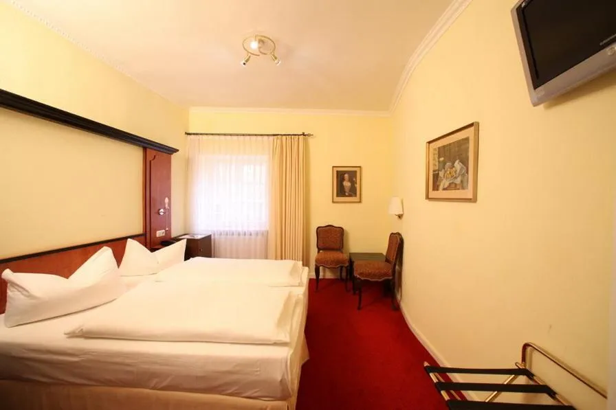 Bed in Gästehaus Plönlein - Hotel Goldener Hirsch Rothenburg