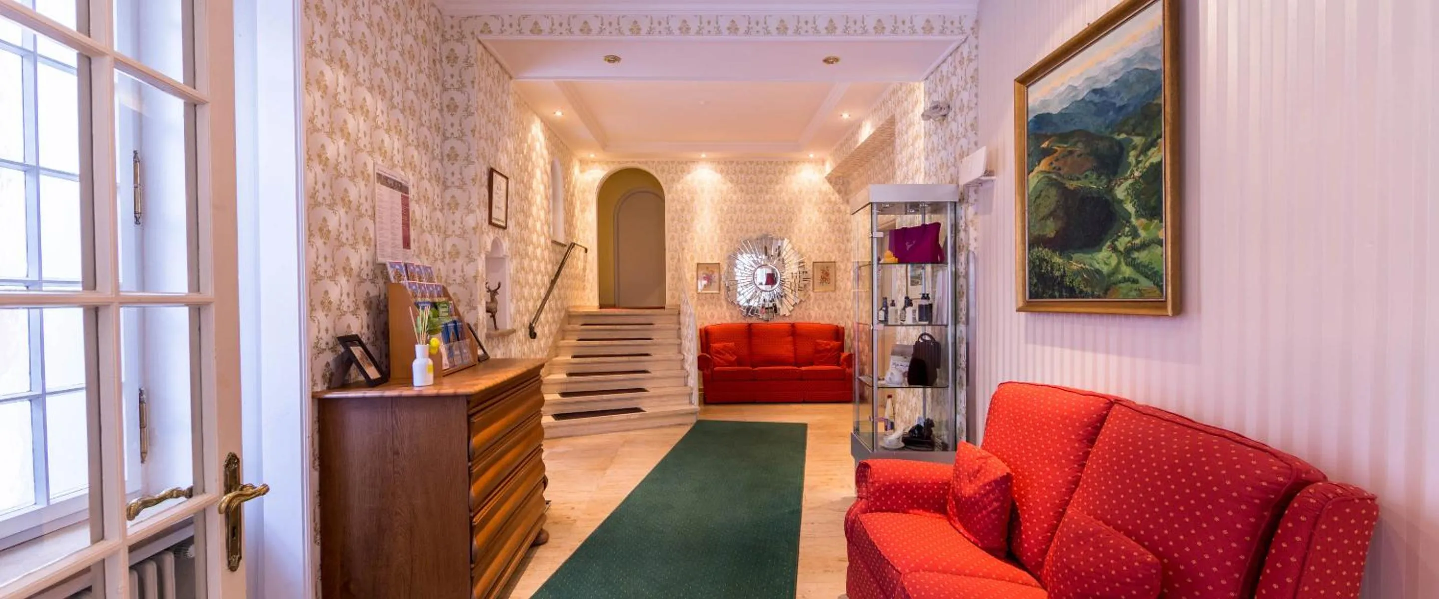 Communal lounge/ TV room in Gästehaus Plönlein - Hotel Goldener Hirsch Rothenburg