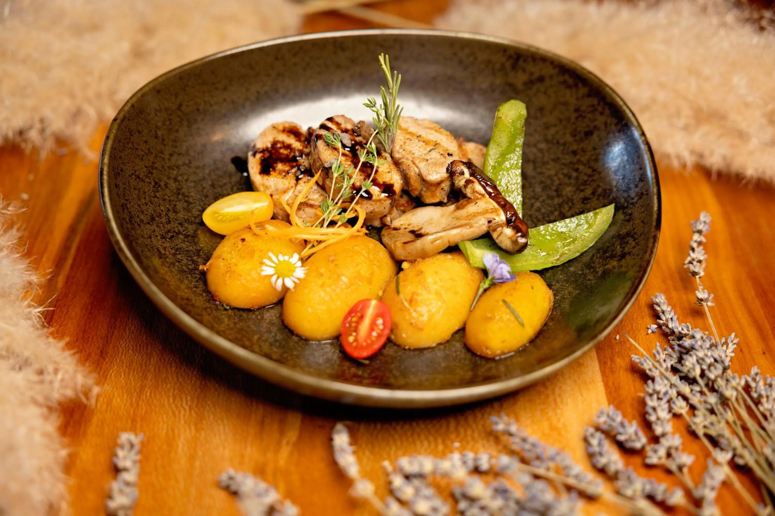 Restaurant/places to eat in Stejarii Resort