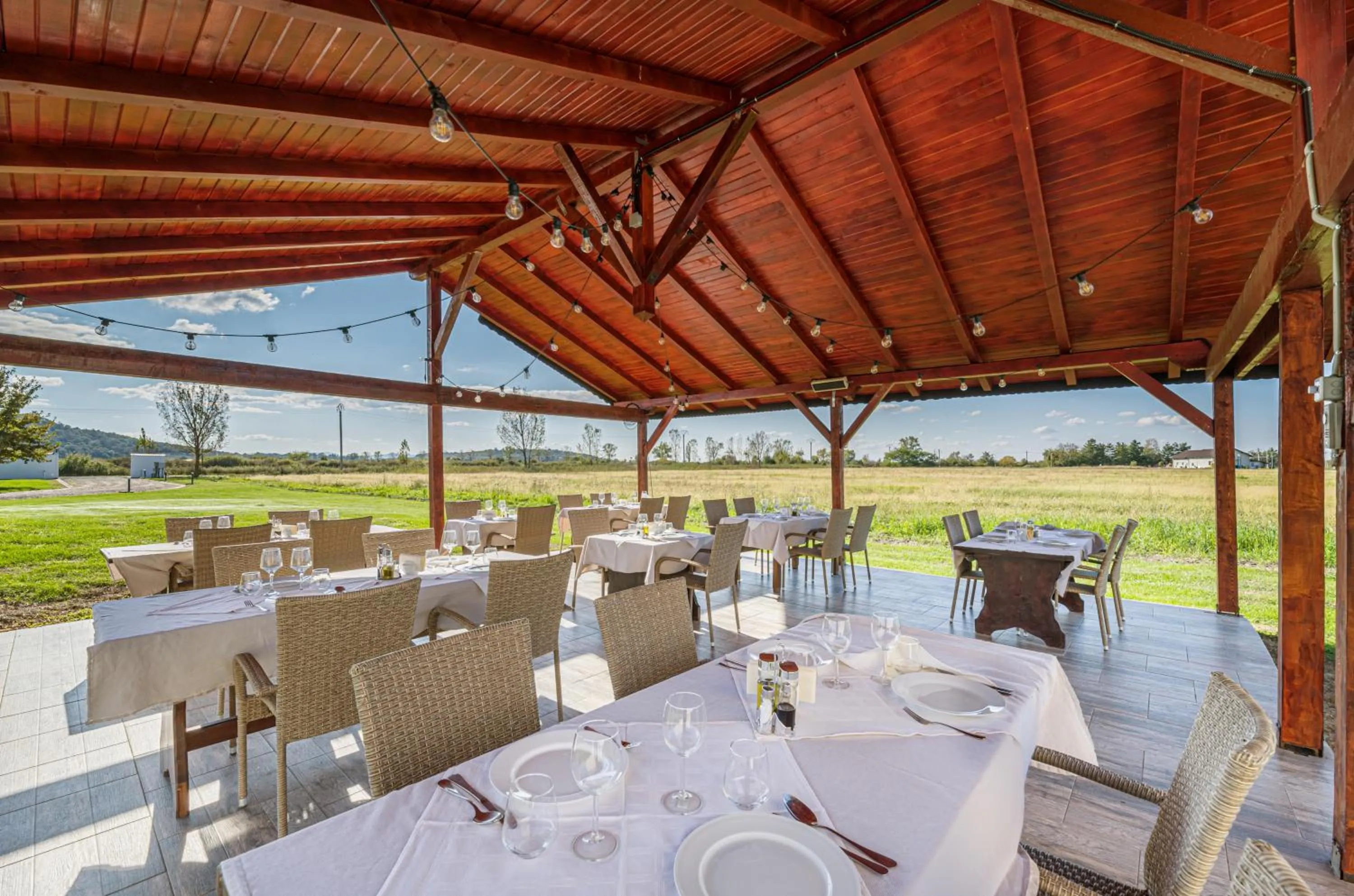 Restaurant/places to eat in Stejarii Resort