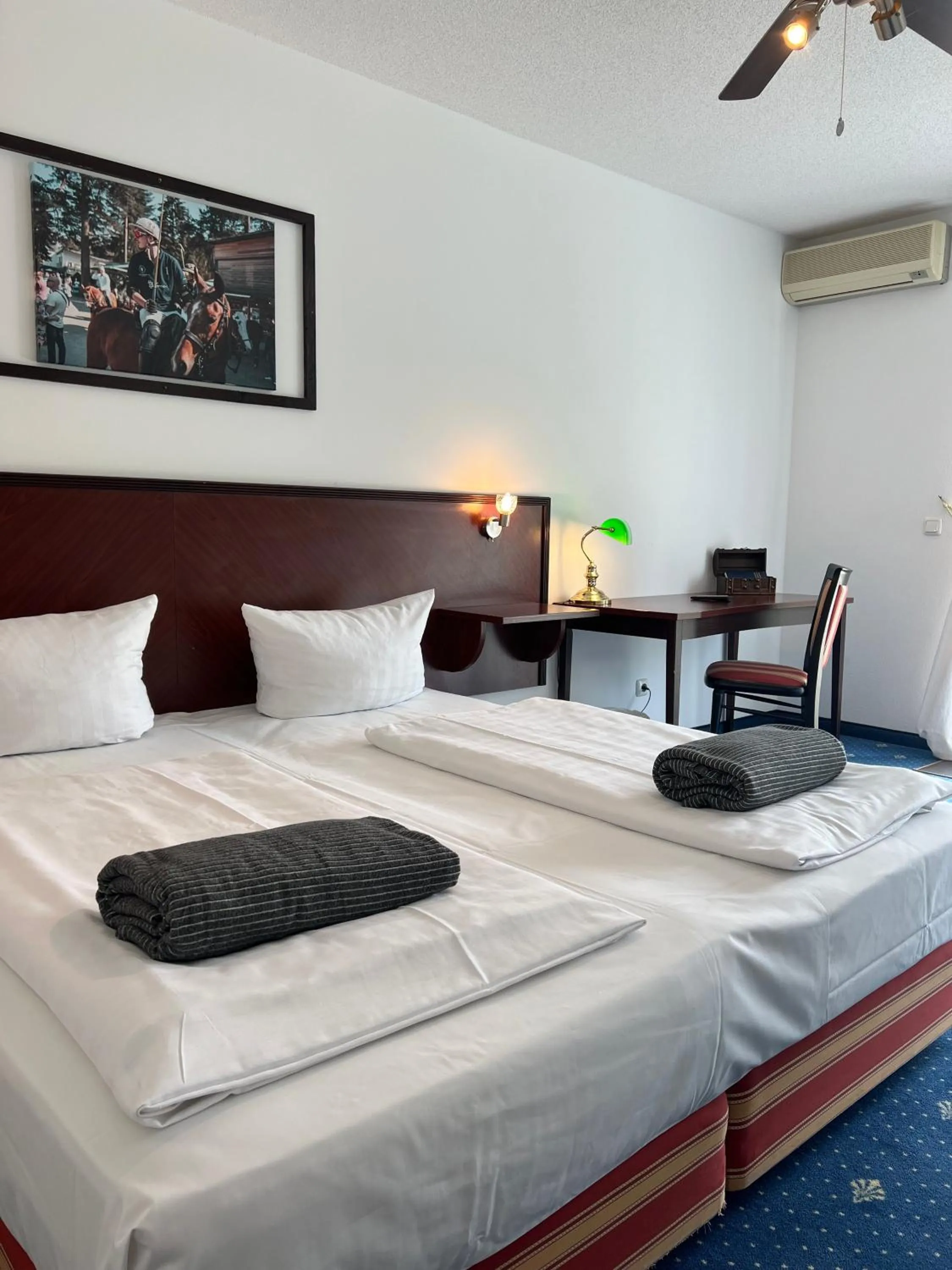 Photo of the whole room, Bed in Runas Air Muc Park Sleep & Fly