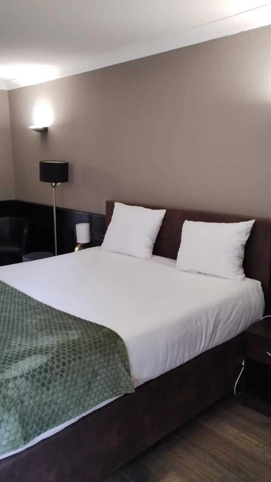 Bedroom, Bed in The Velvet Lodge