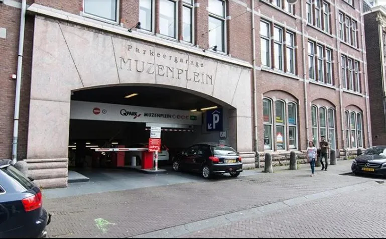 Parking in The Velvet Lodge