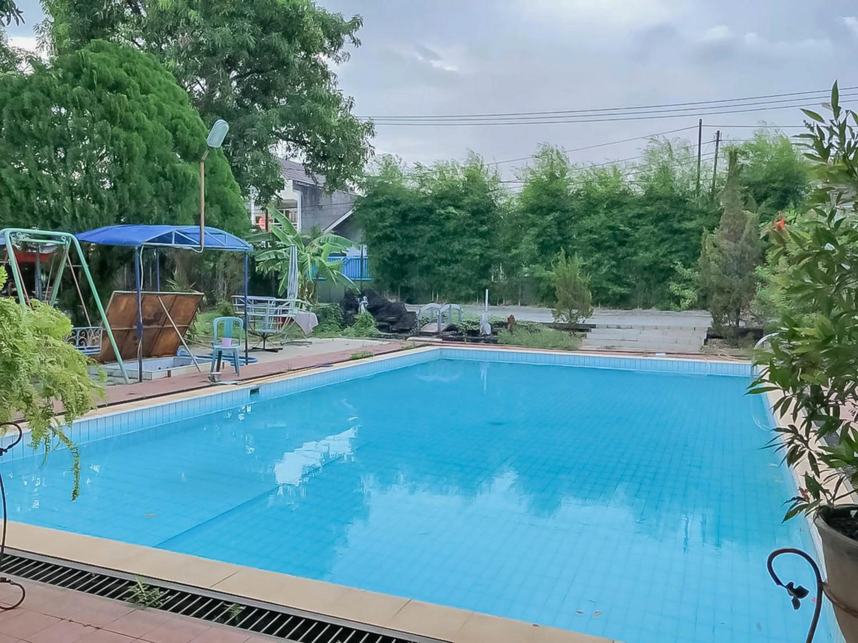 Swimming pool in Rumah Panggung Guest House Syariah Mitra RedDoorz