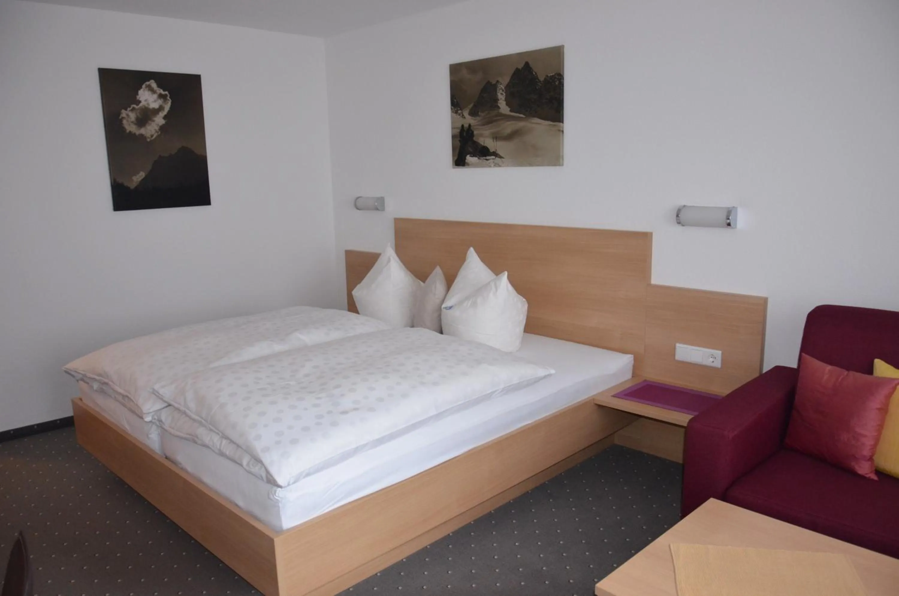 Photo of the whole room, Bed in Hotel Garni Sport Sonneck