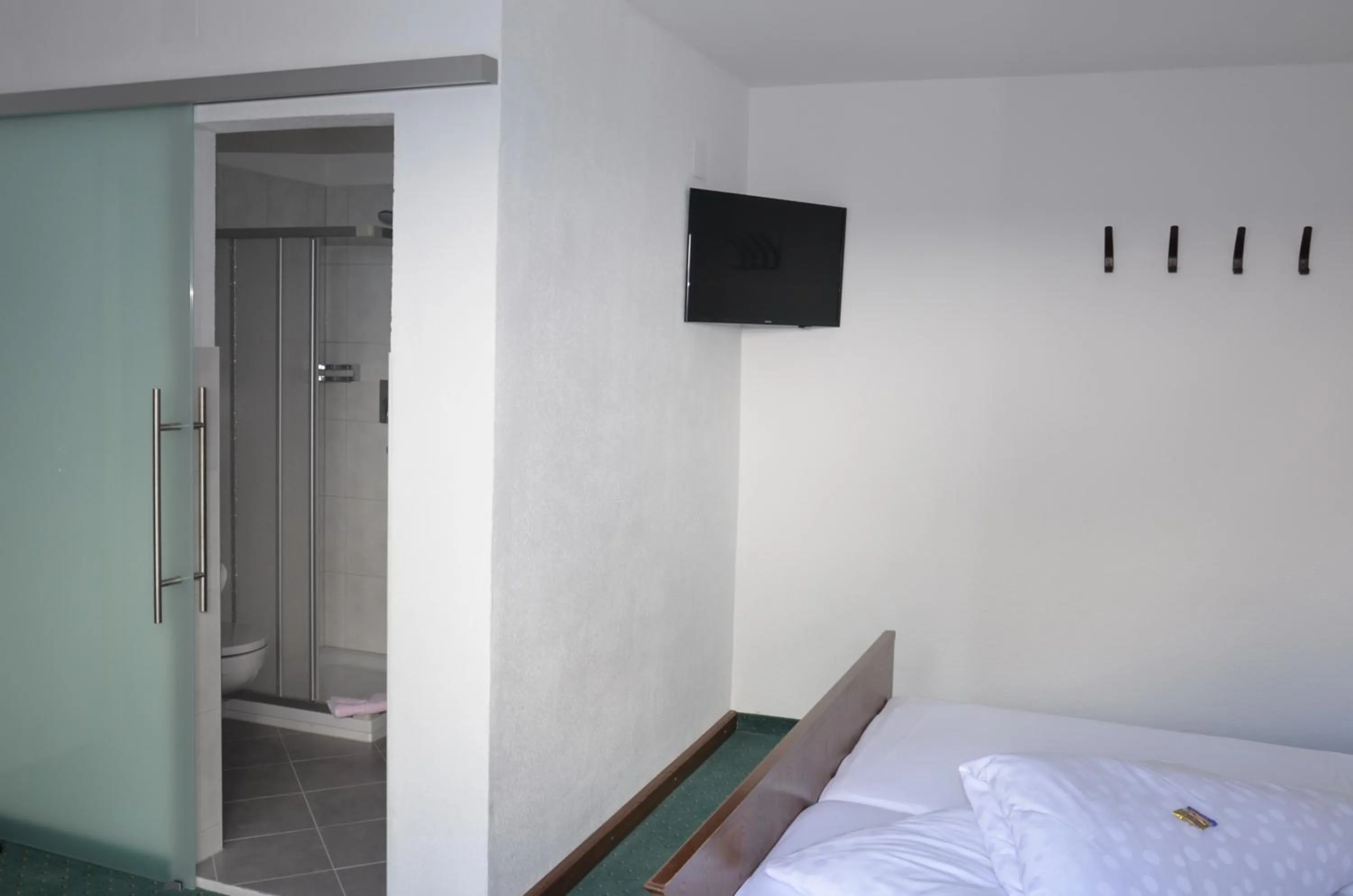 Bathroom, Bed in Hotel Garni Sport Sonneck