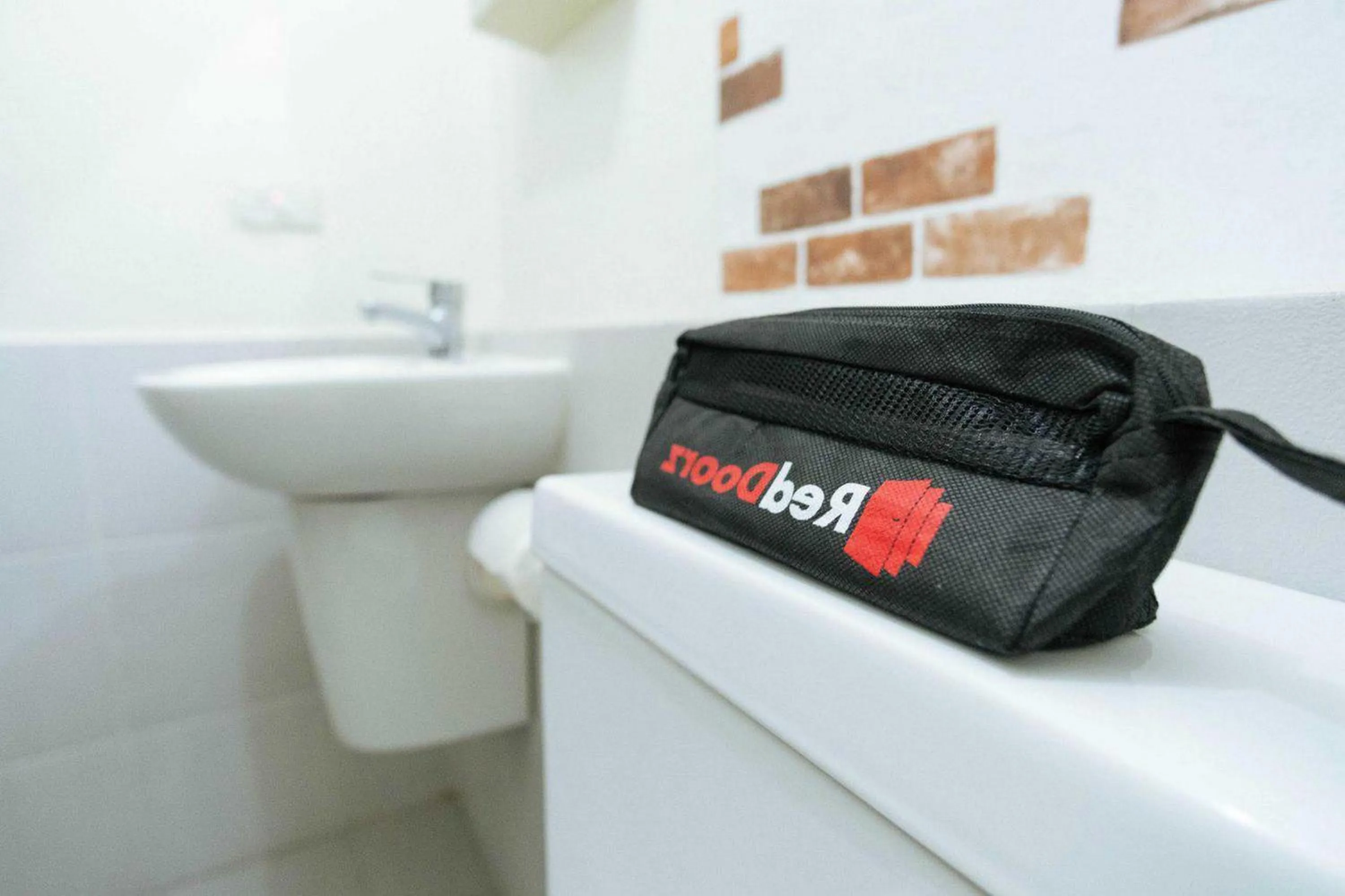 RedDoorz Plus near Universitas Saburai Lampung