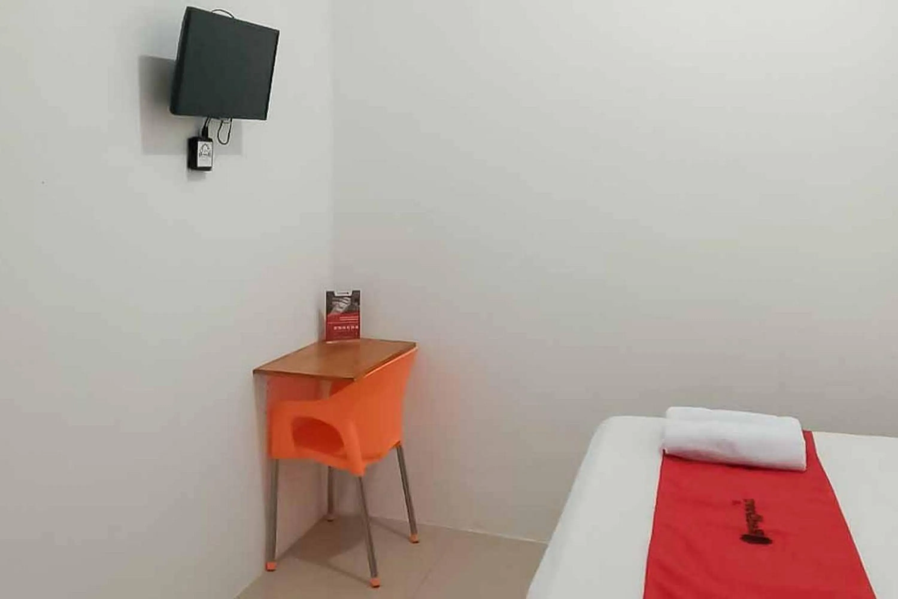 Bed in RedDoorz Plus near Universitas Saburai Lampung