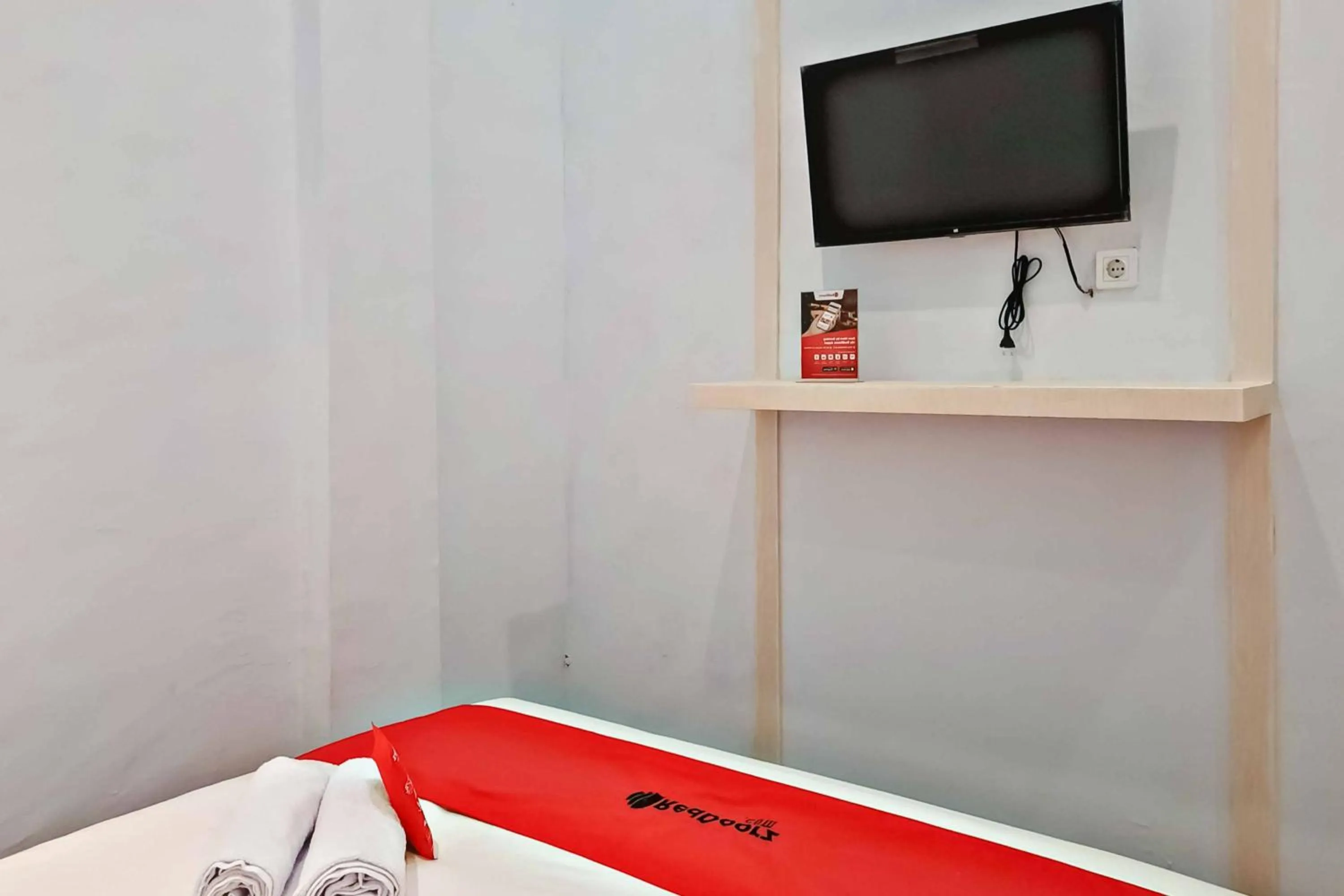 Property building, Bed in RedDoorz at CBD Polonia Medan