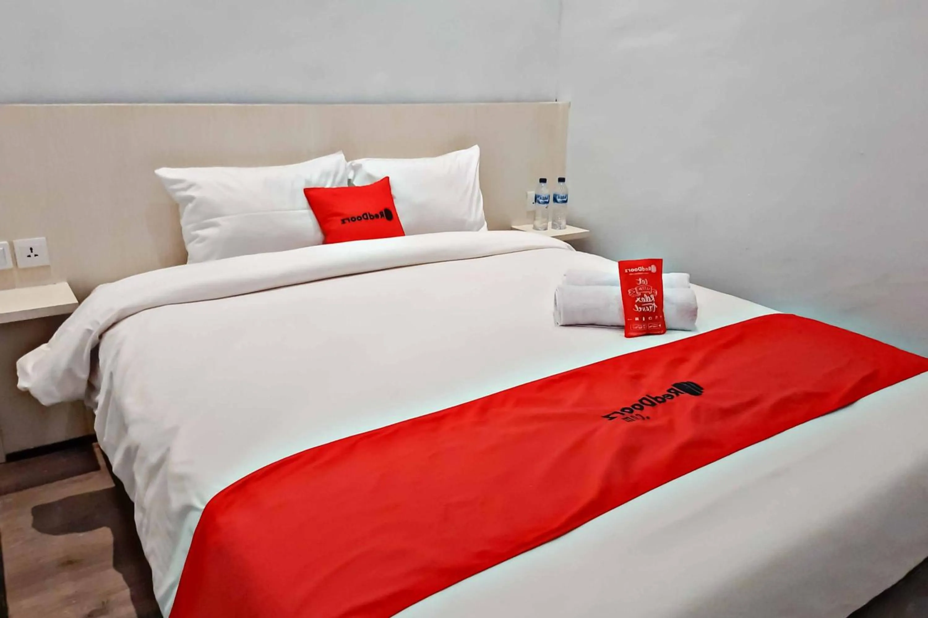 Property building, Bed in RedDoorz at CBD Polonia Medan