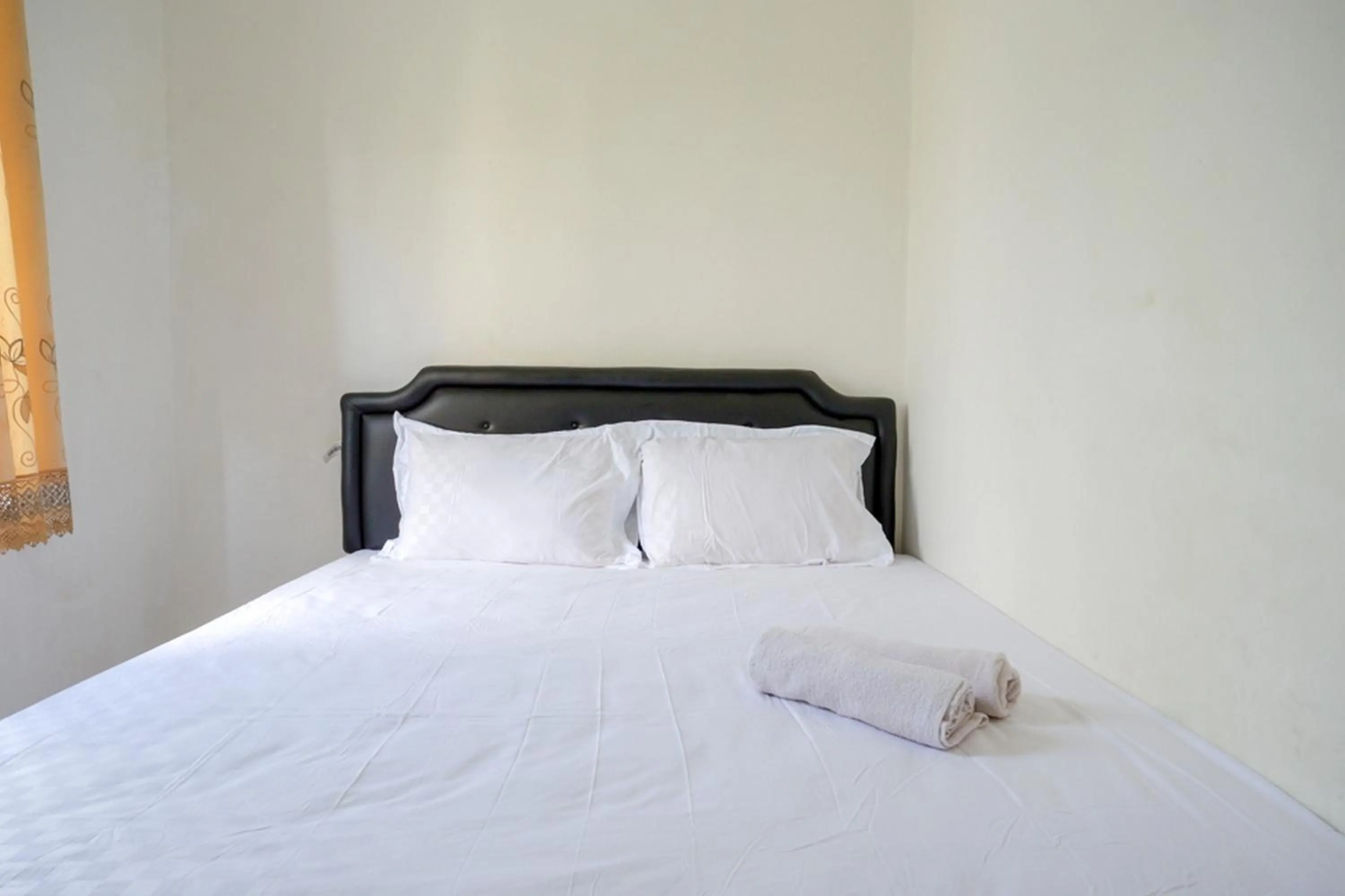 Property building in Pandawa Guest House At Ngaliyan Square Mitra RedDoorz