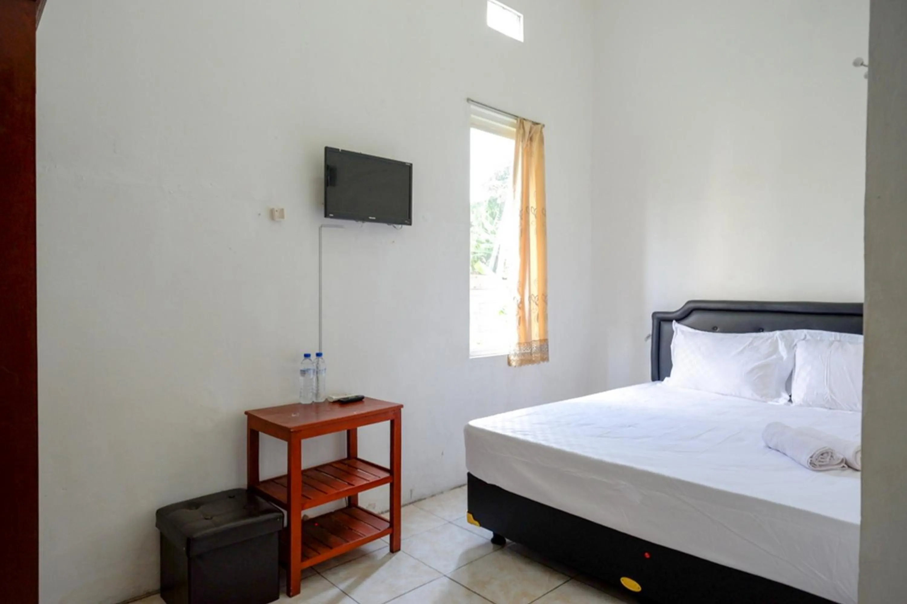 Property building in Pandawa Guest House At Ngaliyan Square Mitra RedDoorz