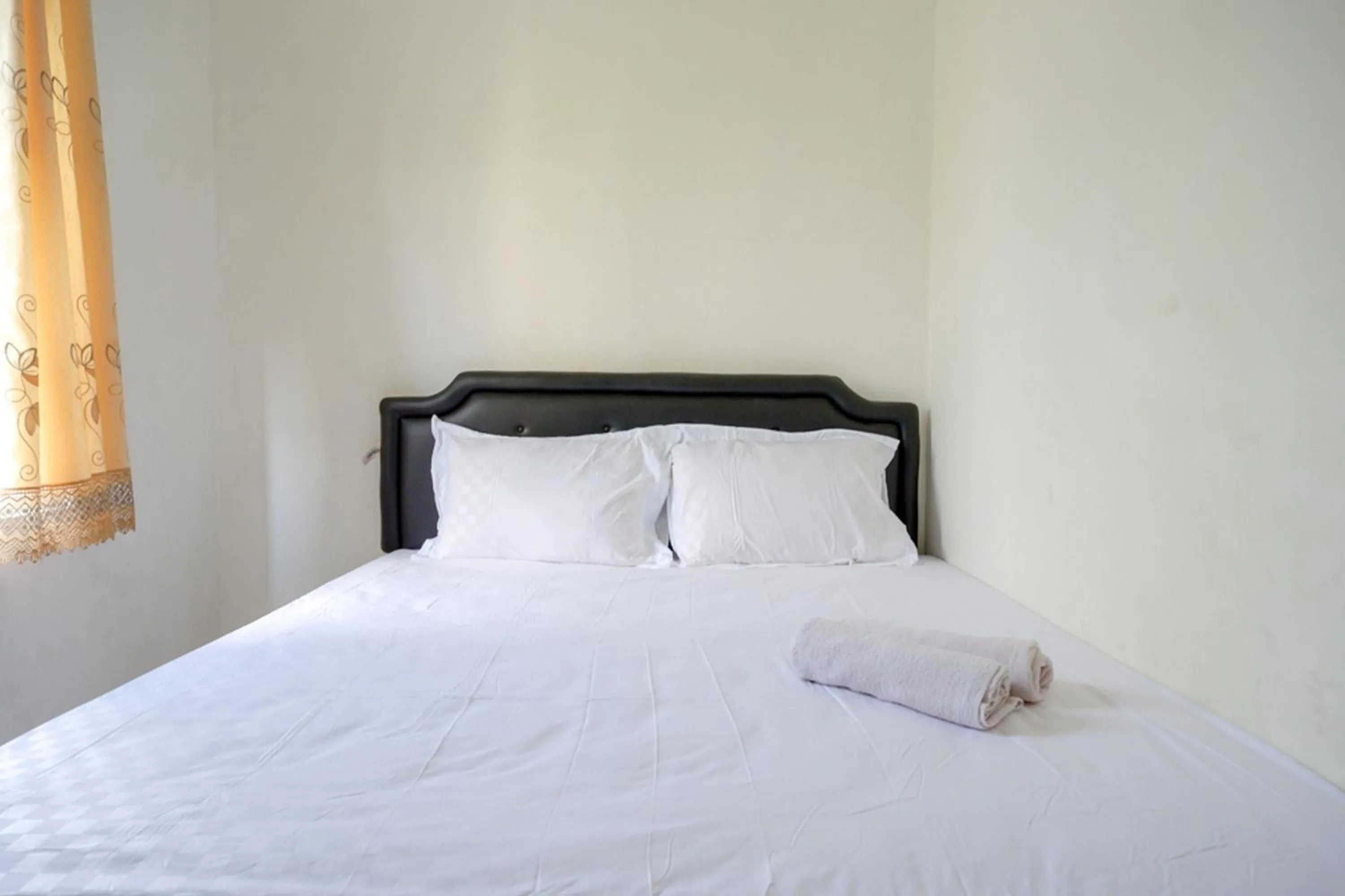 Property building in Pandawa Guest House At Ngaliyan Square Mitra RedDoorz