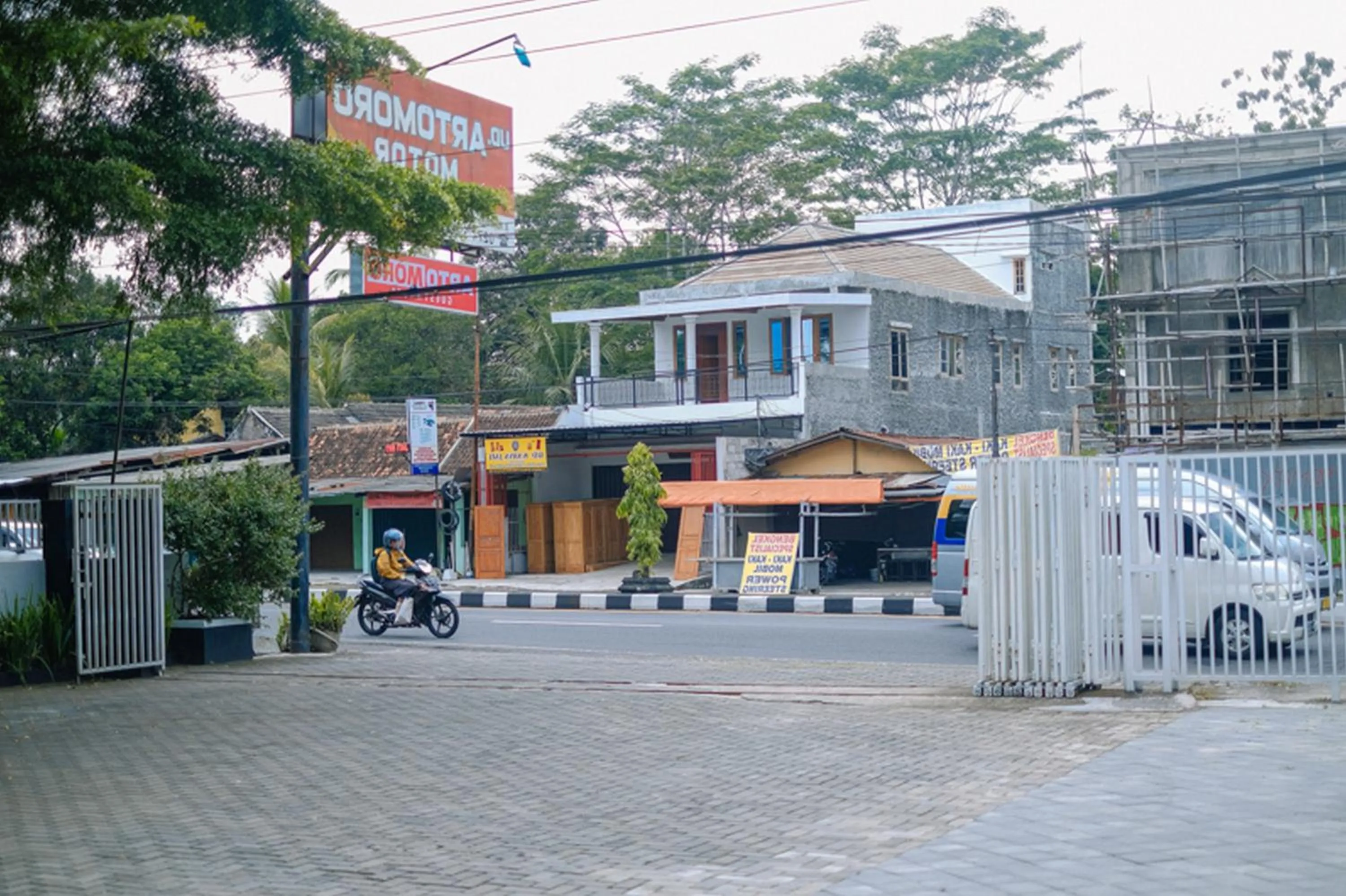 Property building in RedDoorz At Artomoro Guest House