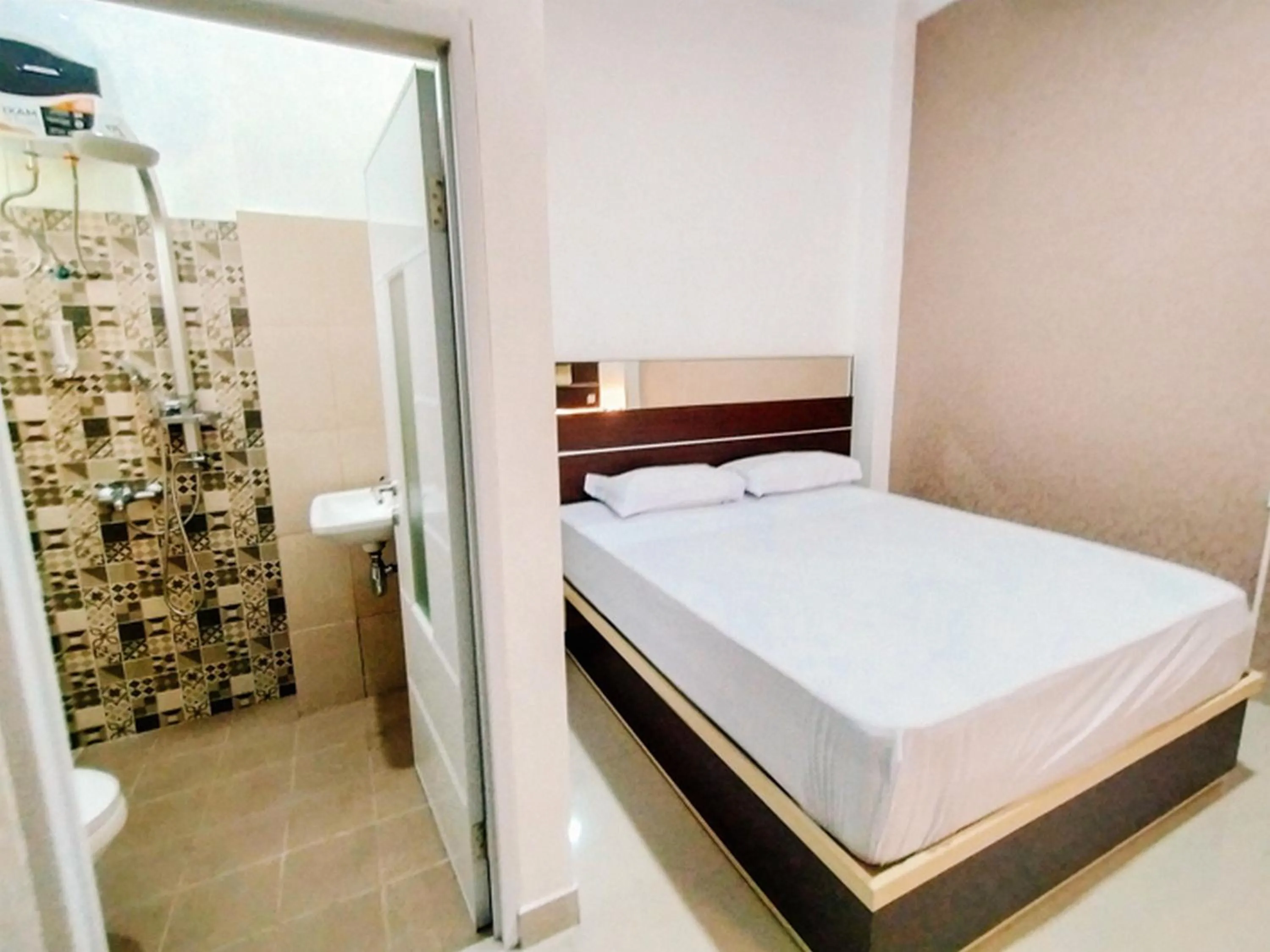 Property building, Bed in RedDoorz At Artomoro Guest House