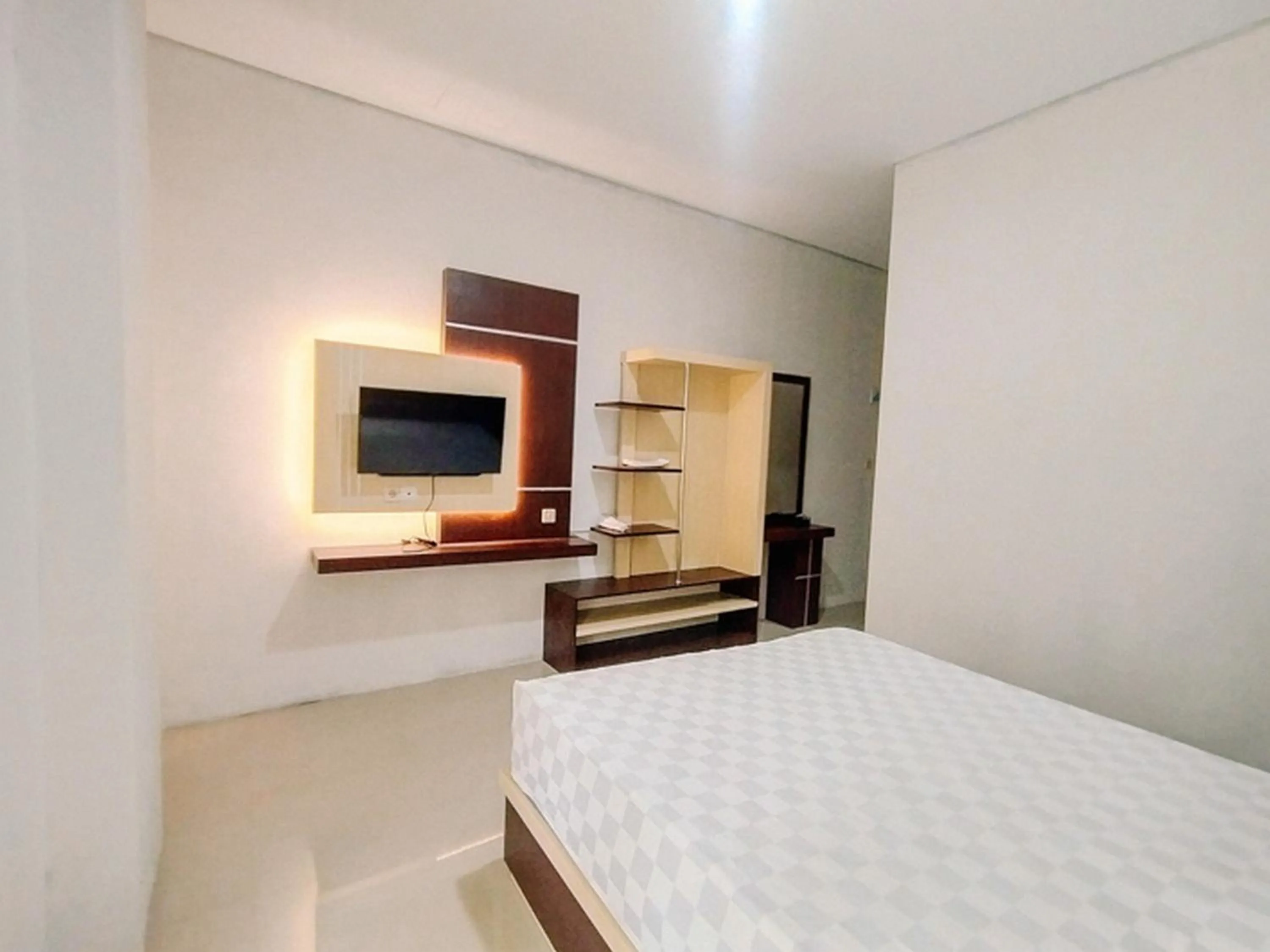 Property building, Bed in RedDoorz At Artomoro Guest House