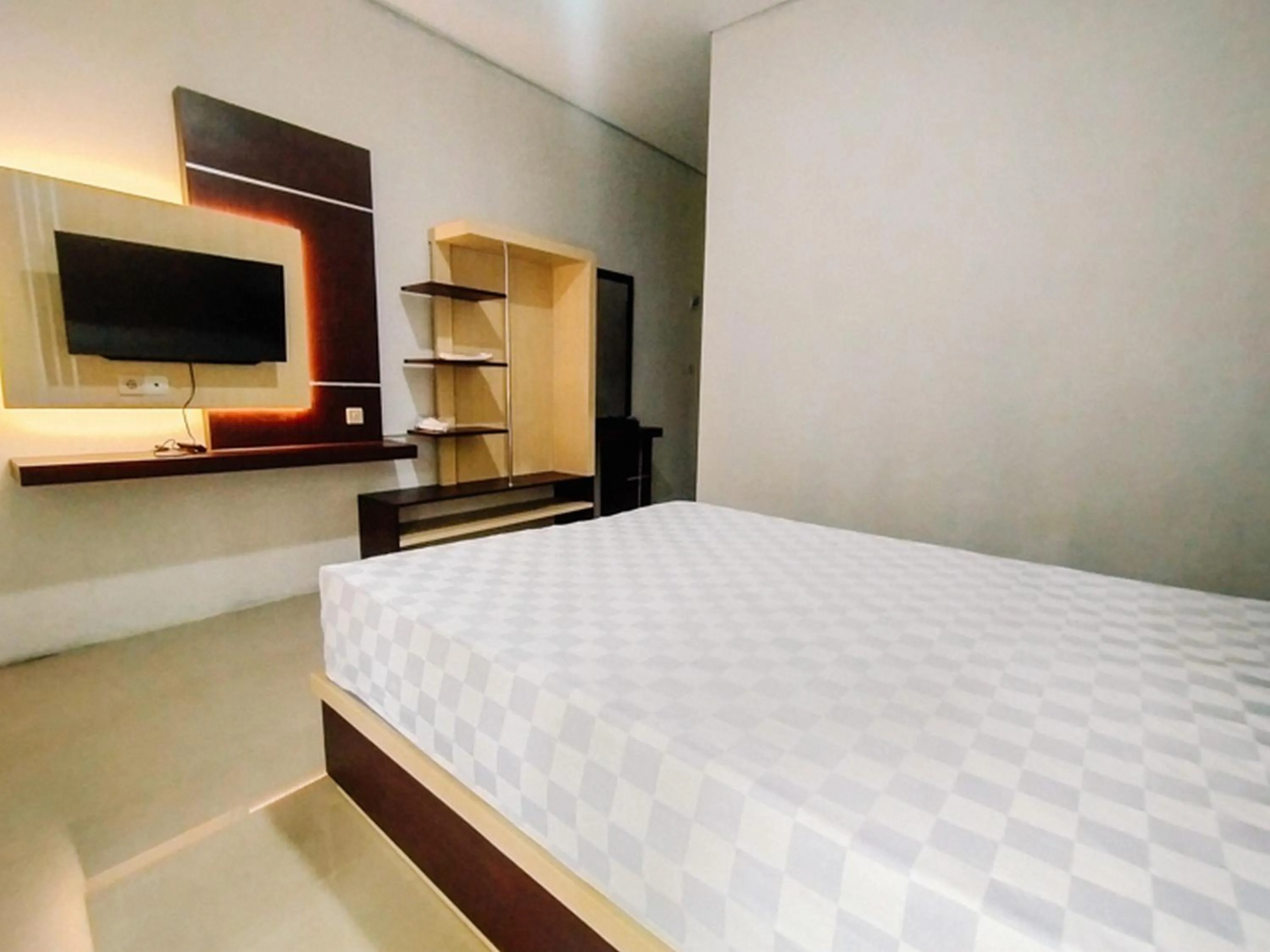 Property building, Bed in RedDoorz At Artomoro Guest House