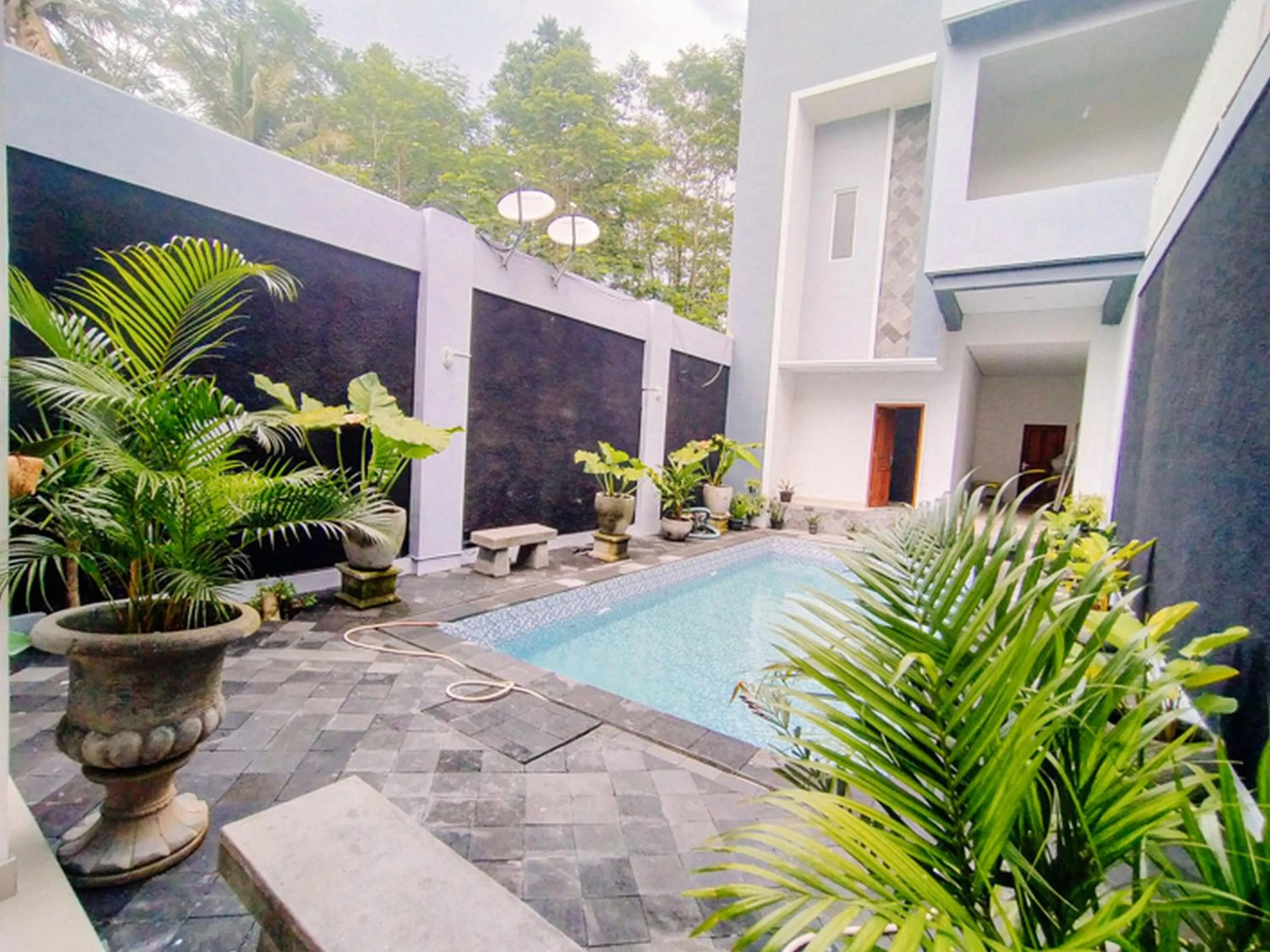 Property building in RedDoorz At Artomoro Guest House