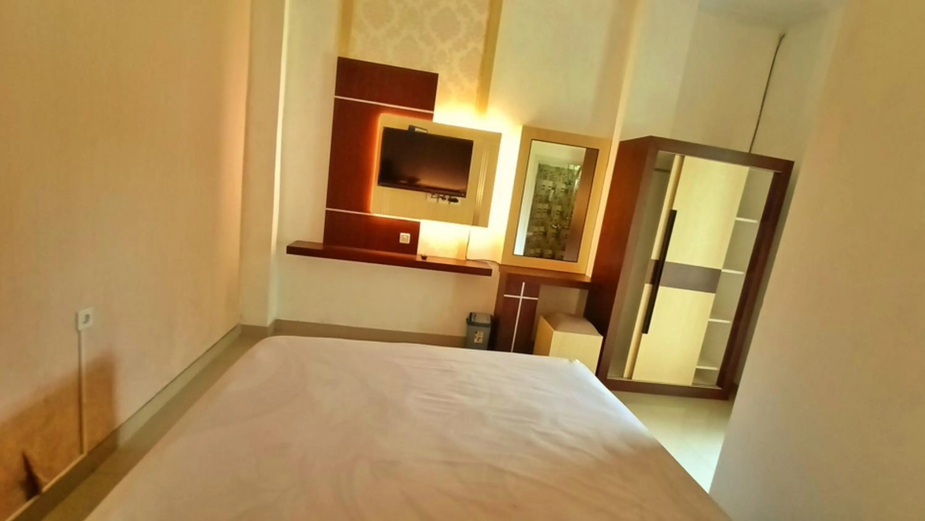 Property building, Bed in RedDoorz At Artomoro Guest House