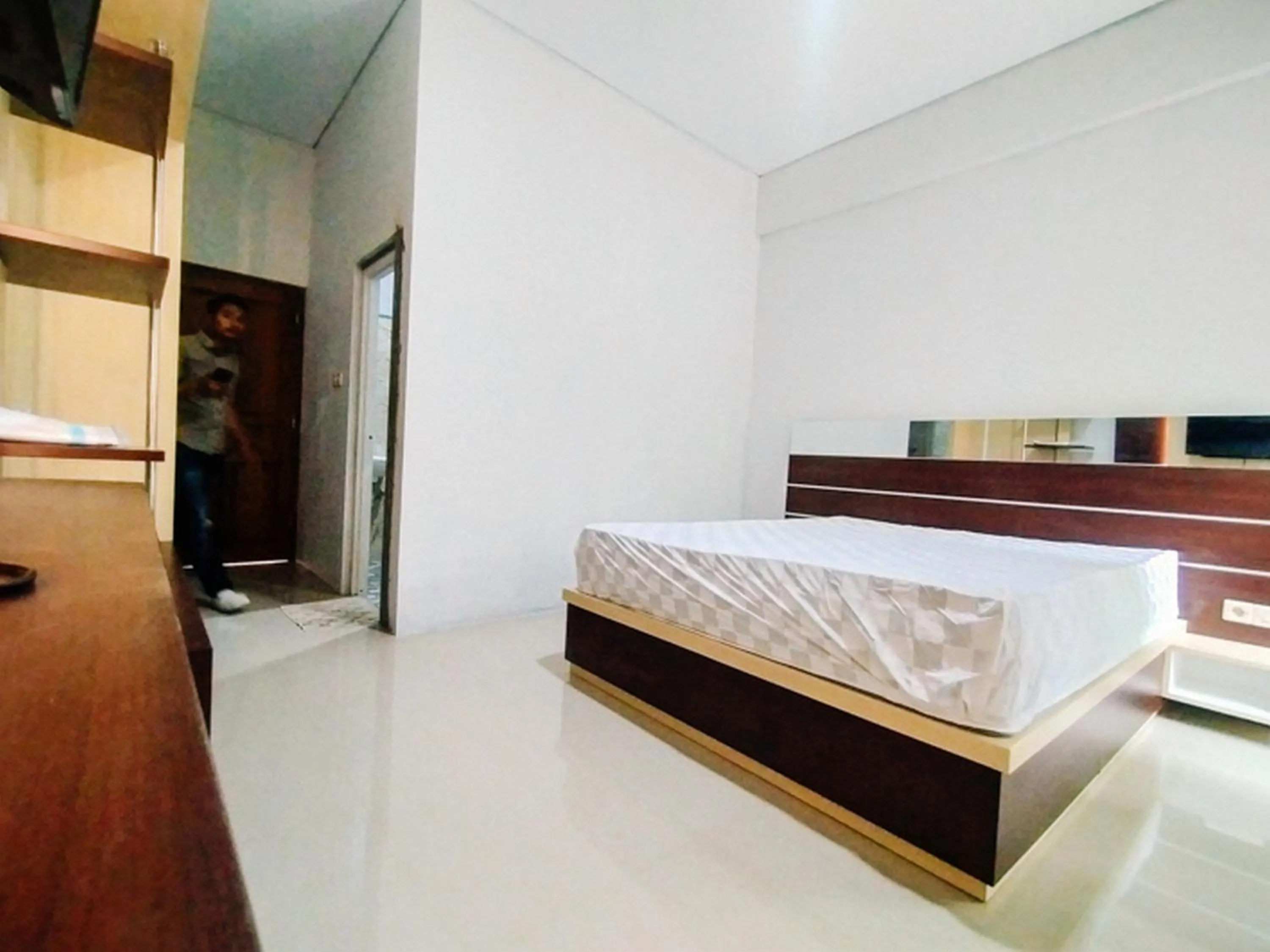 Property building, Bed in RedDoorz At Artomoro Guest House