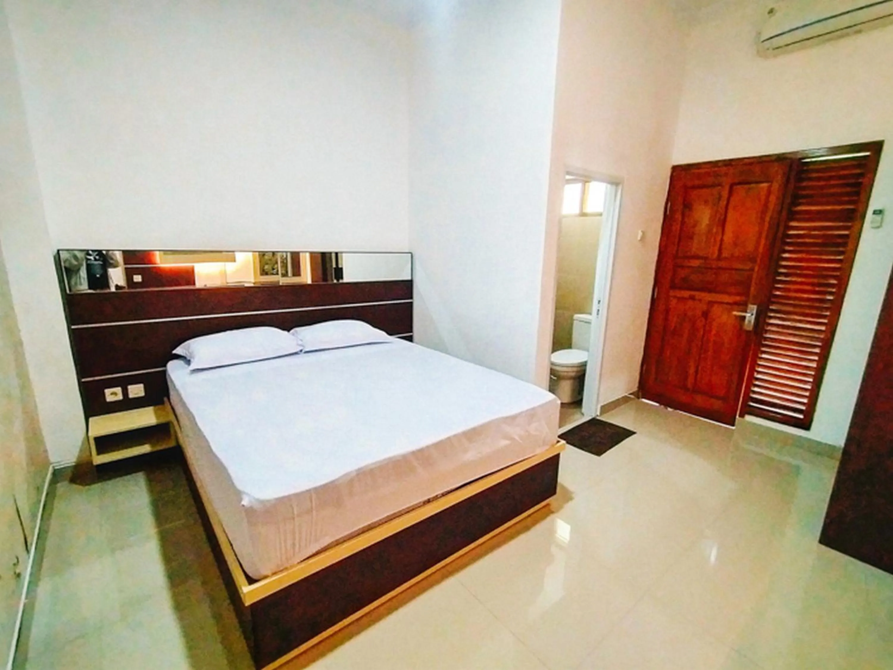 Property building, Bed in RedDoorz At Artomoro Guest House